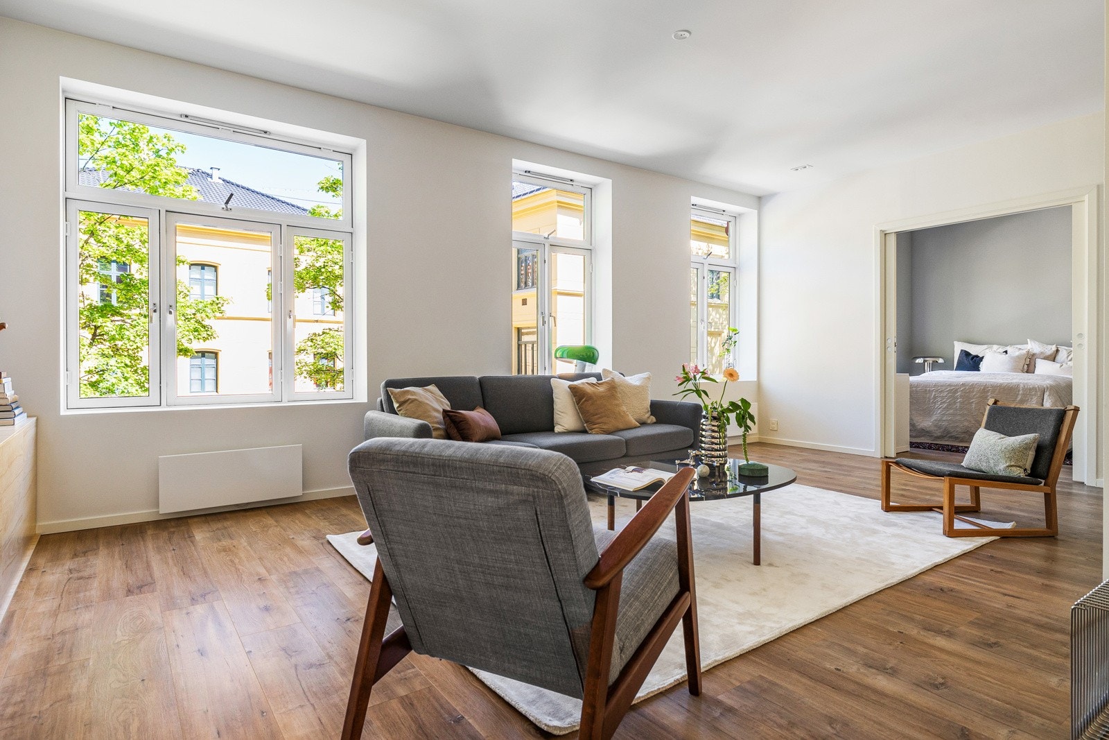 Leiligheten har en stor og luftig stue Galleribilde