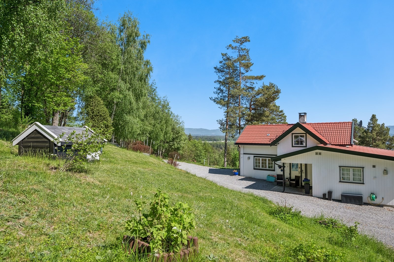 - På eiendommen er det også et uthus, et vedhus og et hundehus - Galleribilde