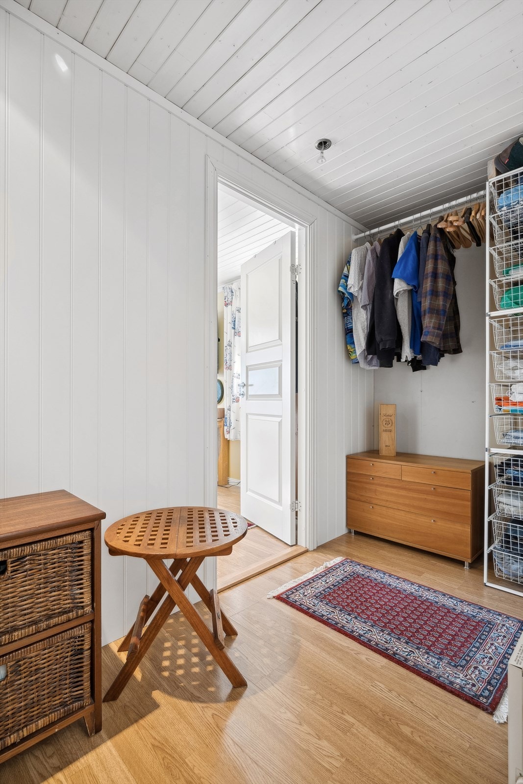 - Romslig garderobe tilknyttet hovedsoverommet - Galleribilde