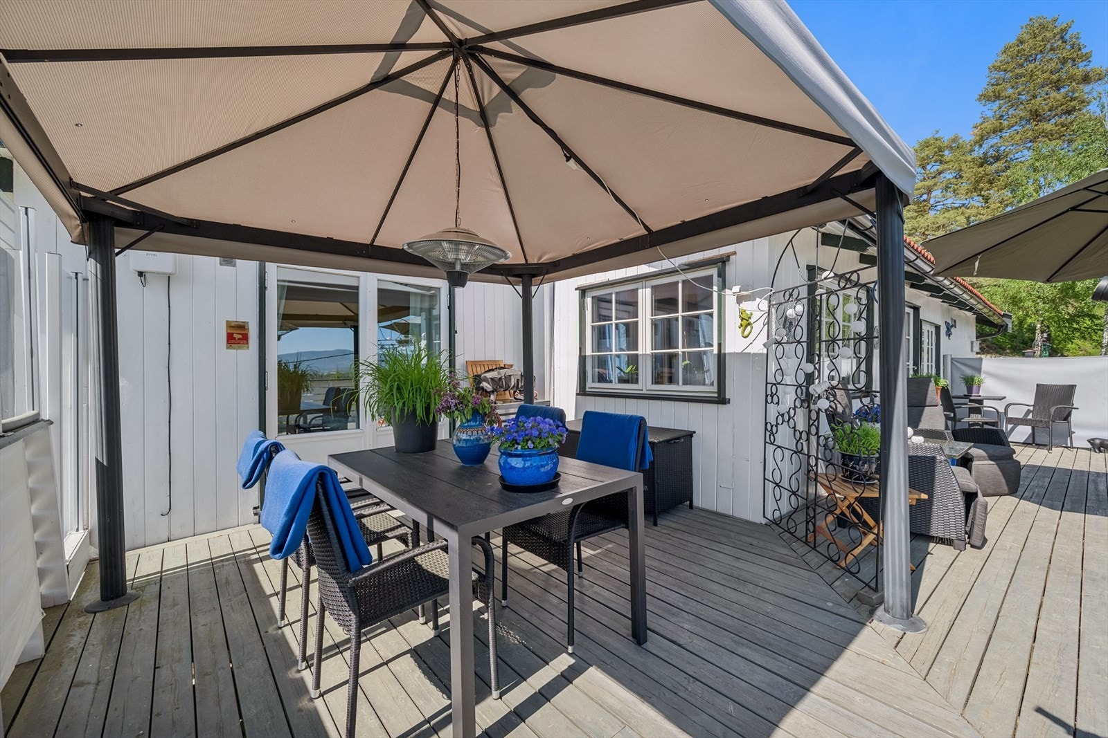 - Terrassen har også adkomst fra soverommet i 1. etasje - Galleribilde