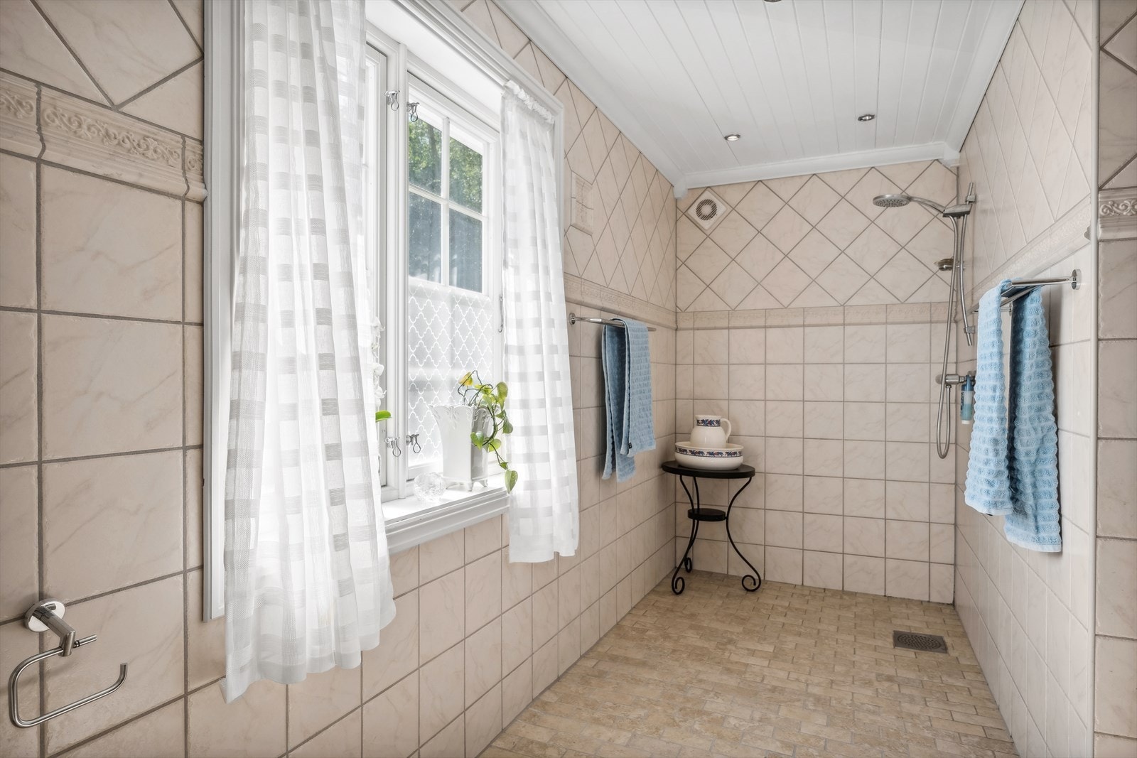 - Flislagt gulv med elektrisk gulvvarme - Galleribilde