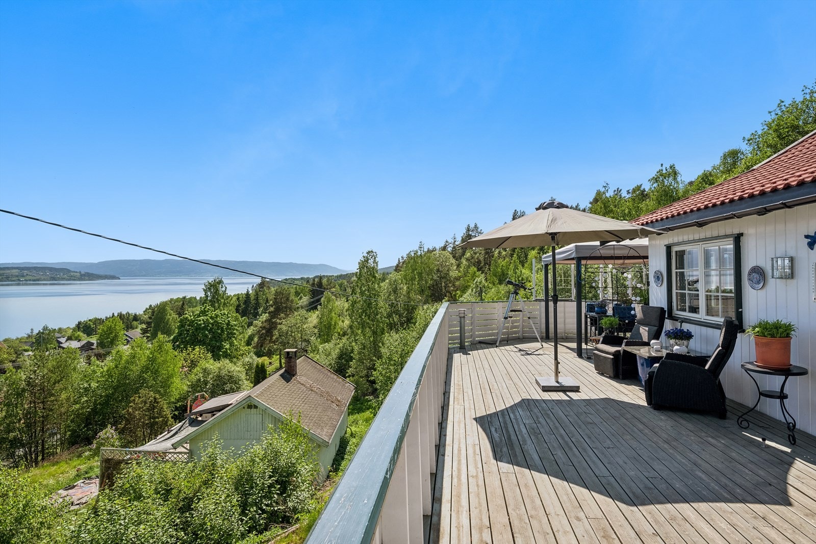 -En stor (61 m²) og solrik terrasse med adkomst fra hage og stue - Galleribilde