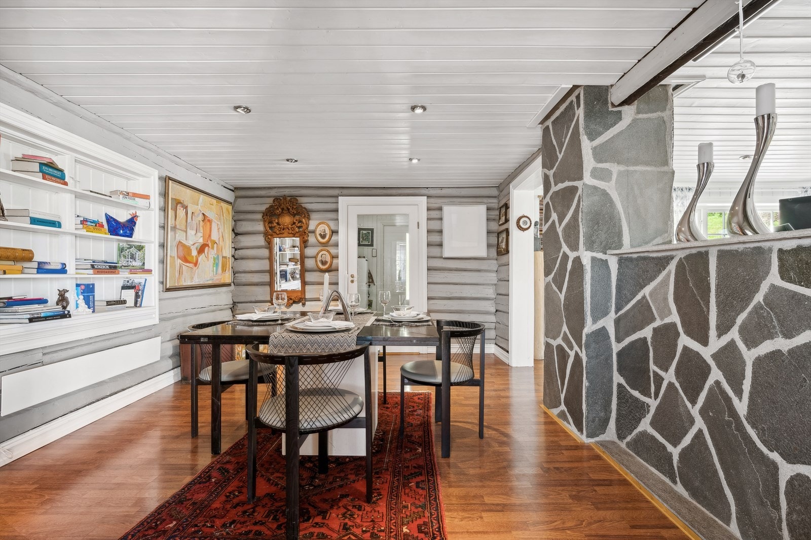 - Boligen er tilbygget i to omganger først med kjøkken og spisestue, og i 2007 med soverom, bad og vaskerom - Galleribilde