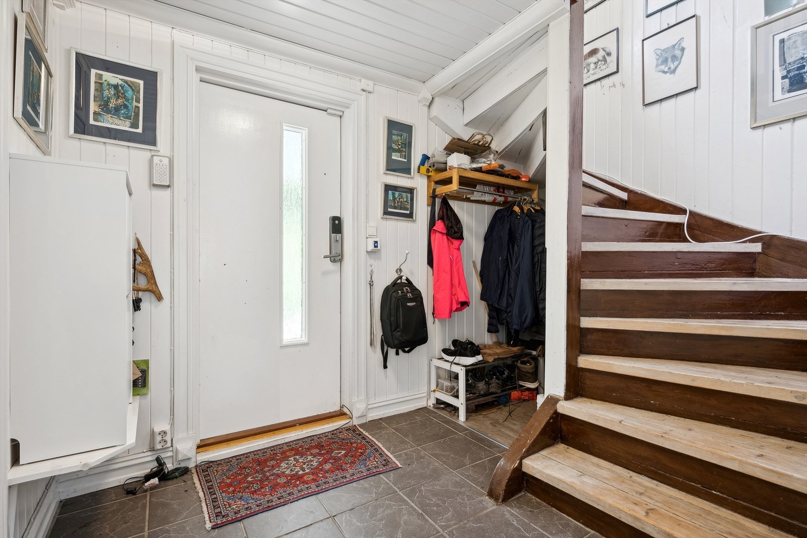 - Flislagt entré med trapp til loftetasje - Galleribilde