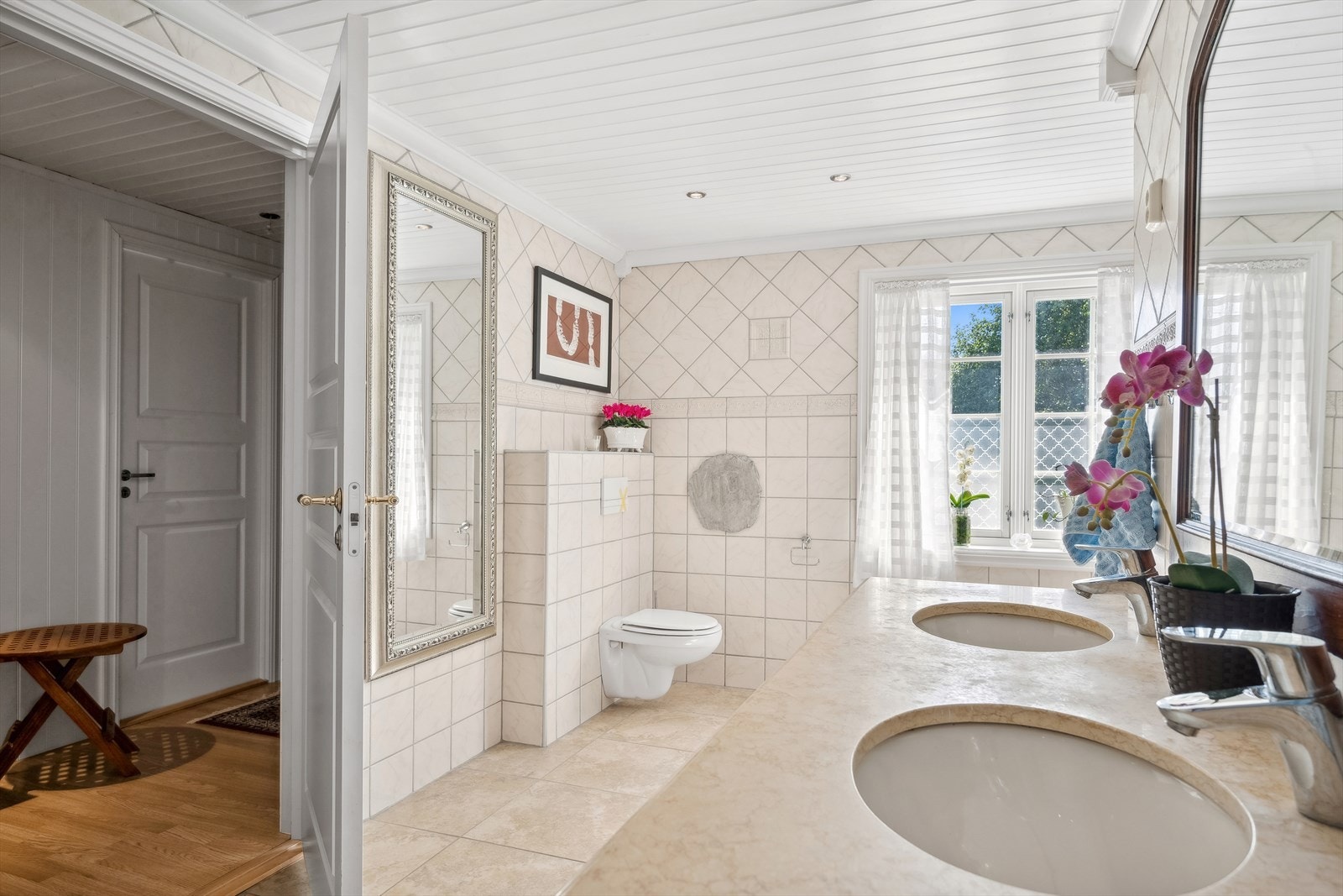 - Innredning med to servanter, speil, dusjopplegg på vegg og vegghengt toalet - Galleribilde