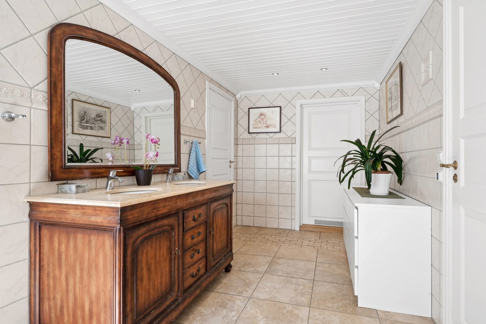 - Fliser på vegger og panelt himling med downlights - Galleribilde