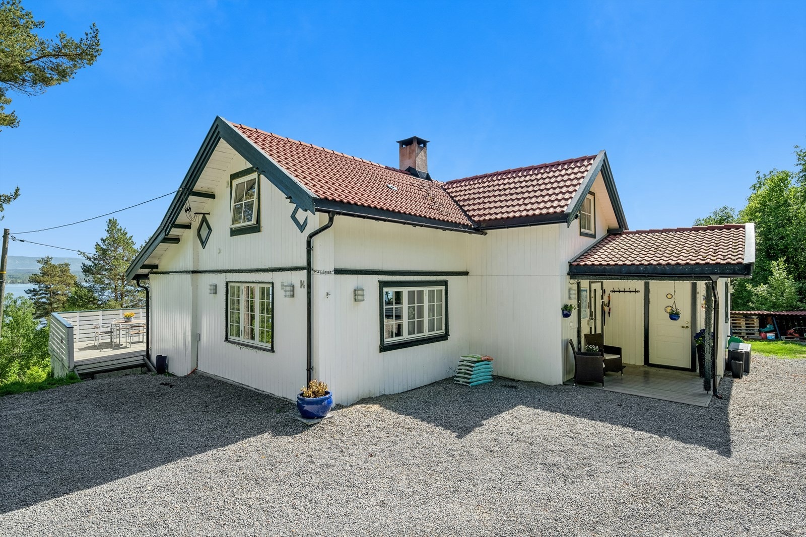 - Boligen er oppført med 1. etasje + loftsetasje samt grovkjeller under deler av bygning - Galleribilde