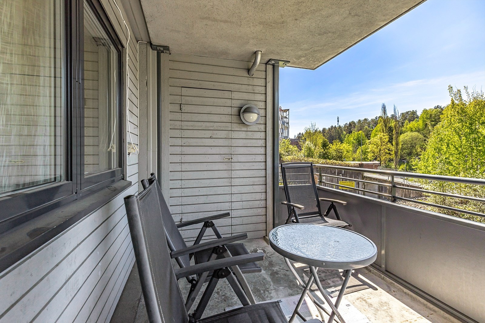Balkongen har gode innredningsmuligheter for spisegruppe og grill. Overbygget tillater deg å søke skygge på de varmeste dager, eller nyte terrassen selv om noen dråper faller. Galleribilde