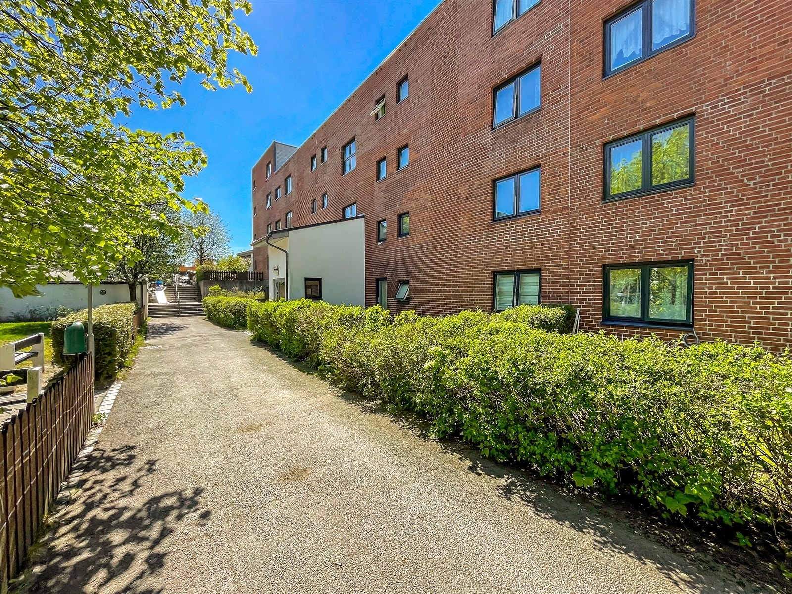 Du vil bo i umiddelbar nærhet til offentlig transport og Holmlia senter. Videre gangavstand til skoler og barnehager. Galleribilde