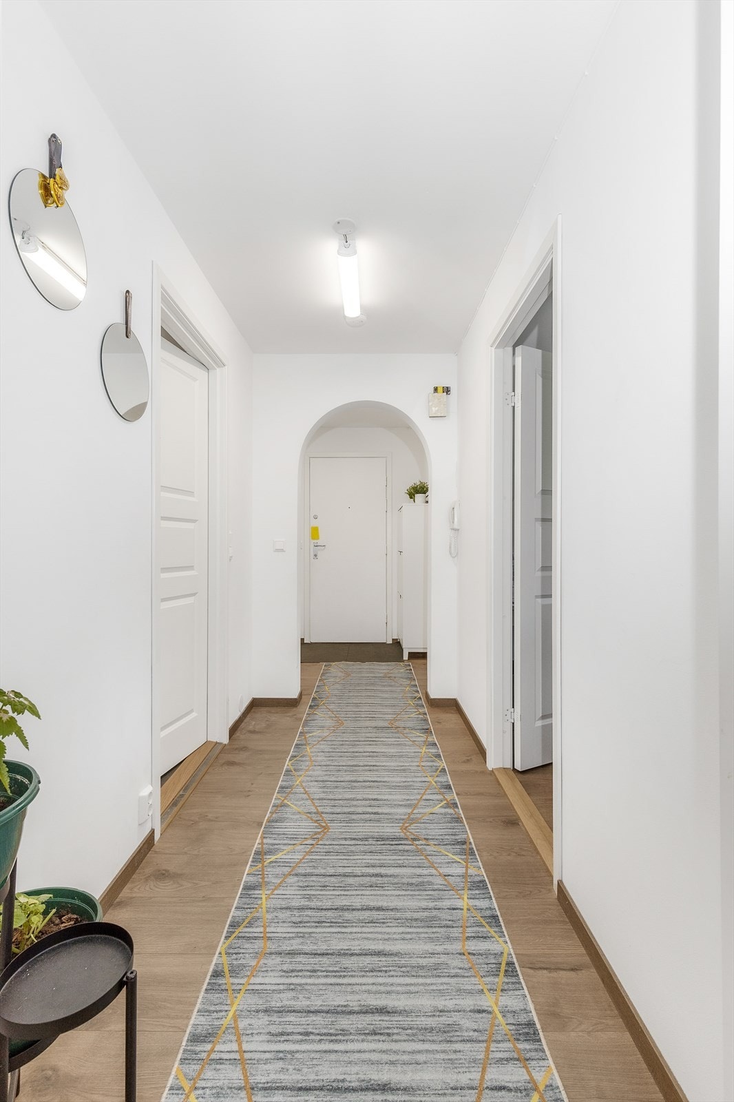 Leiligheten har en romslig gang/entré med god plass til oppbevaring av yttertøy og sko. Galleribilde