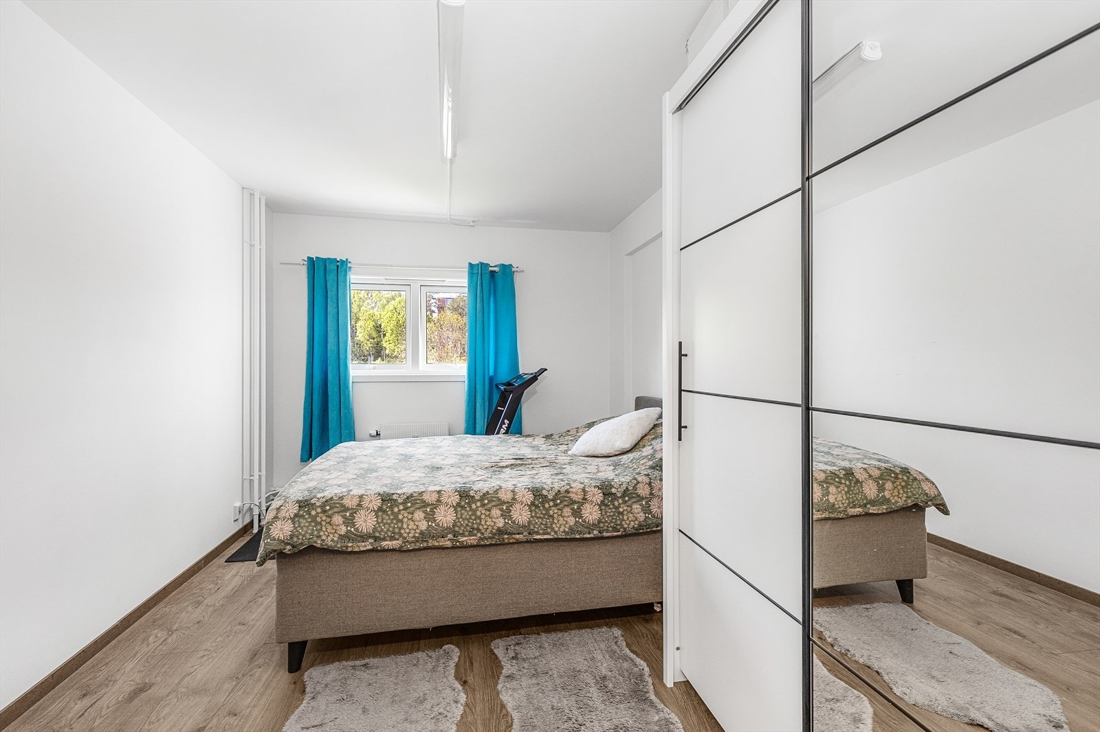Hovedsoverommet er av meget god størrelse med god plass til stor seng og skyvedørsgarderobe. Galleribilde
