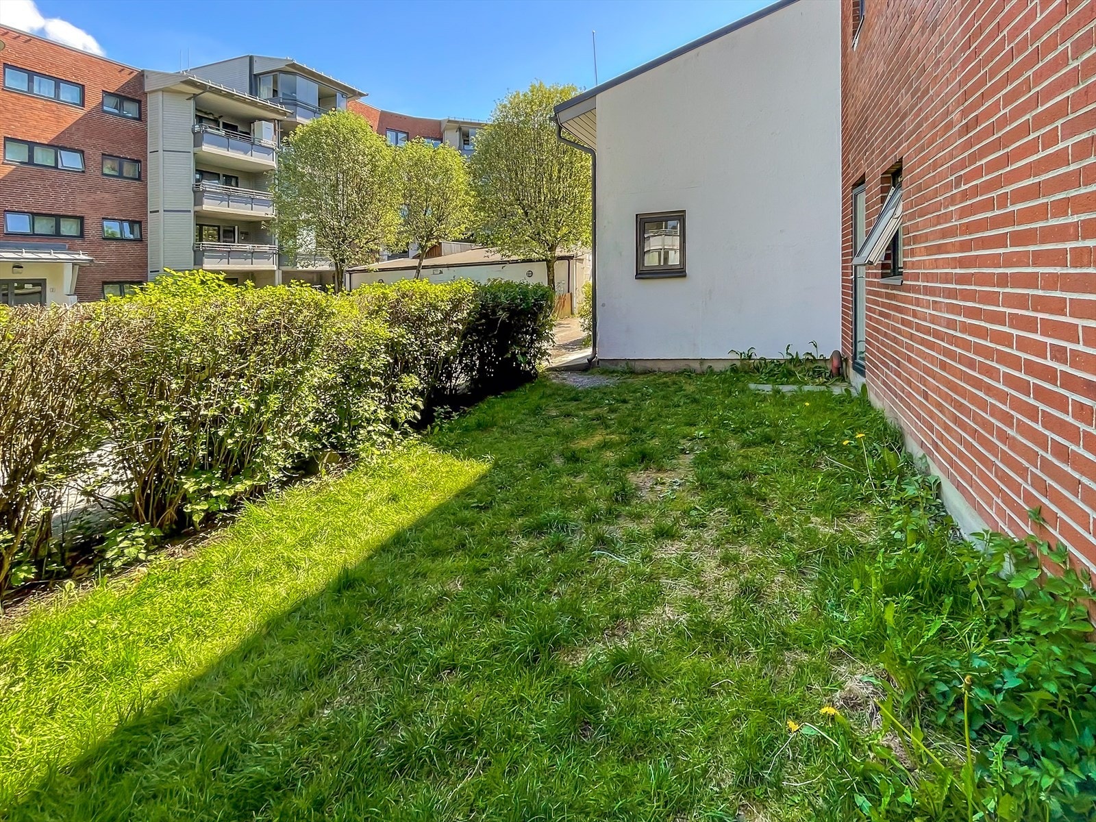 Hyggelig og opparbeidet bakgård med adkomst fra innvendig bod. Galleribilde