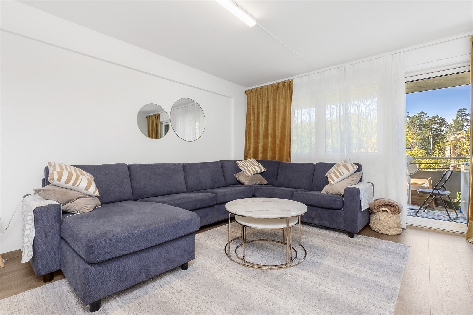 Overflater består av laminat på gulv, betong og gips på vegger og malt overflate i himling. Galleribilde