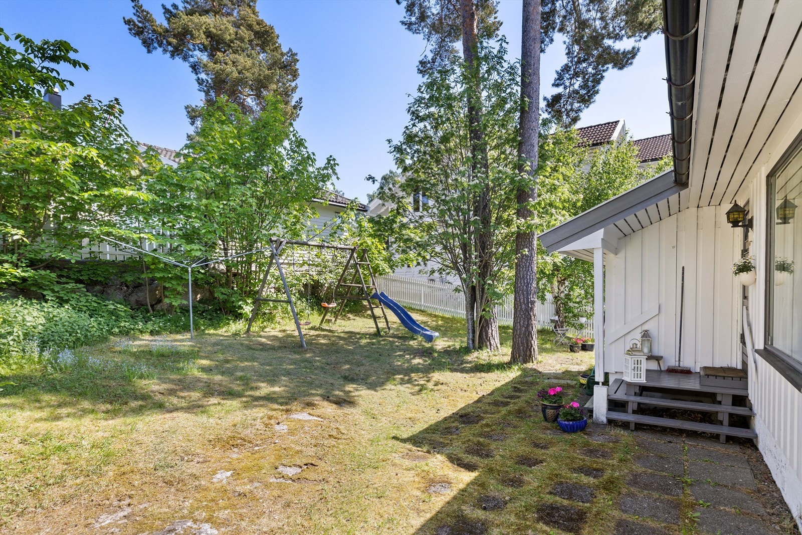 Inngangsparti med hyggelig forhage Galleribilde