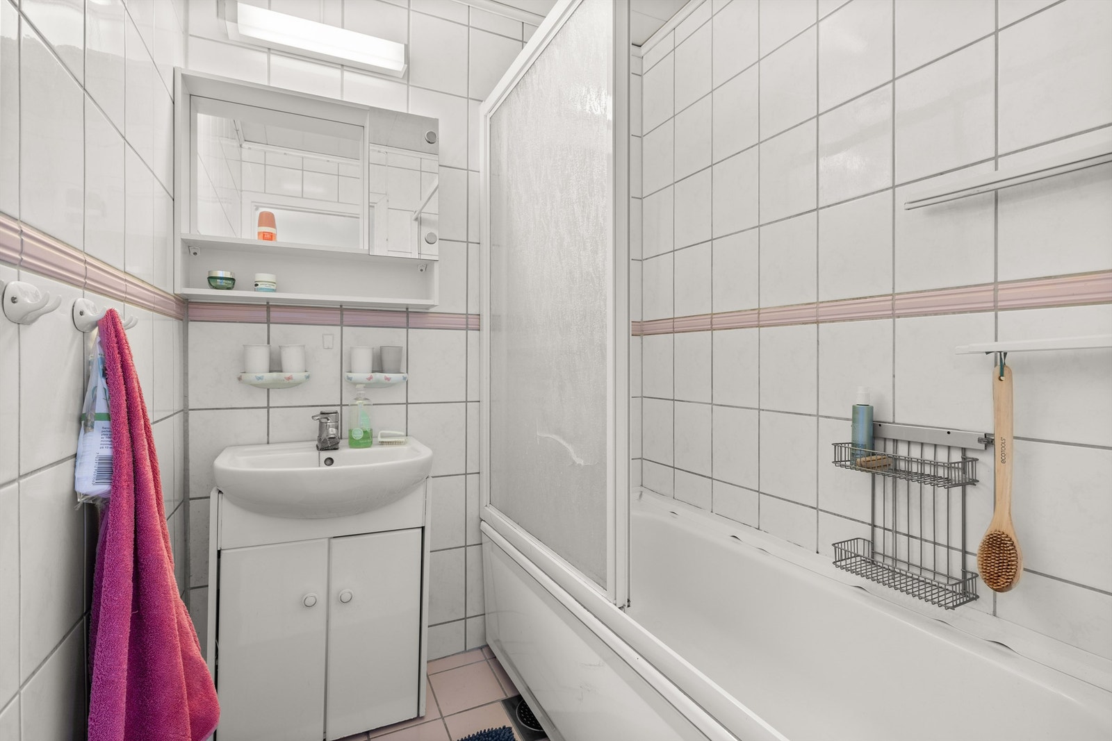 Dusjrommet som ligger vegg i vegg. Galleribilde