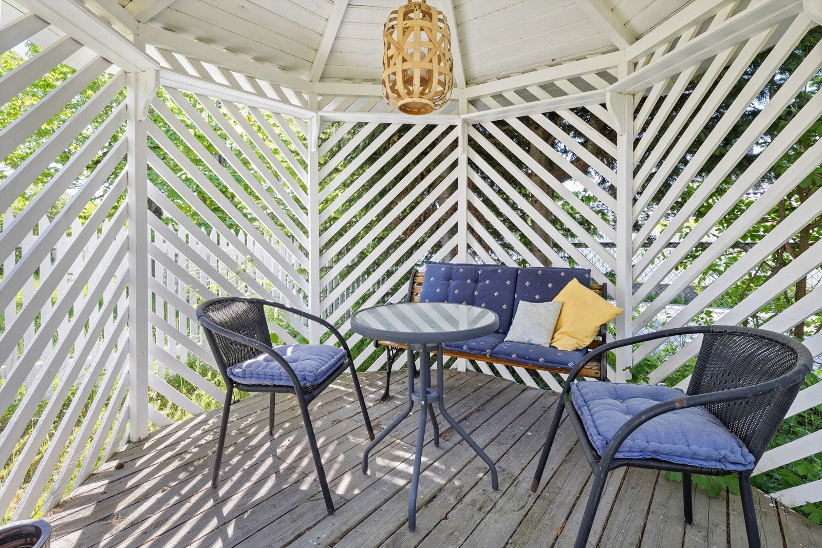 Hyggelig lysthus i hagen. Galleribilde