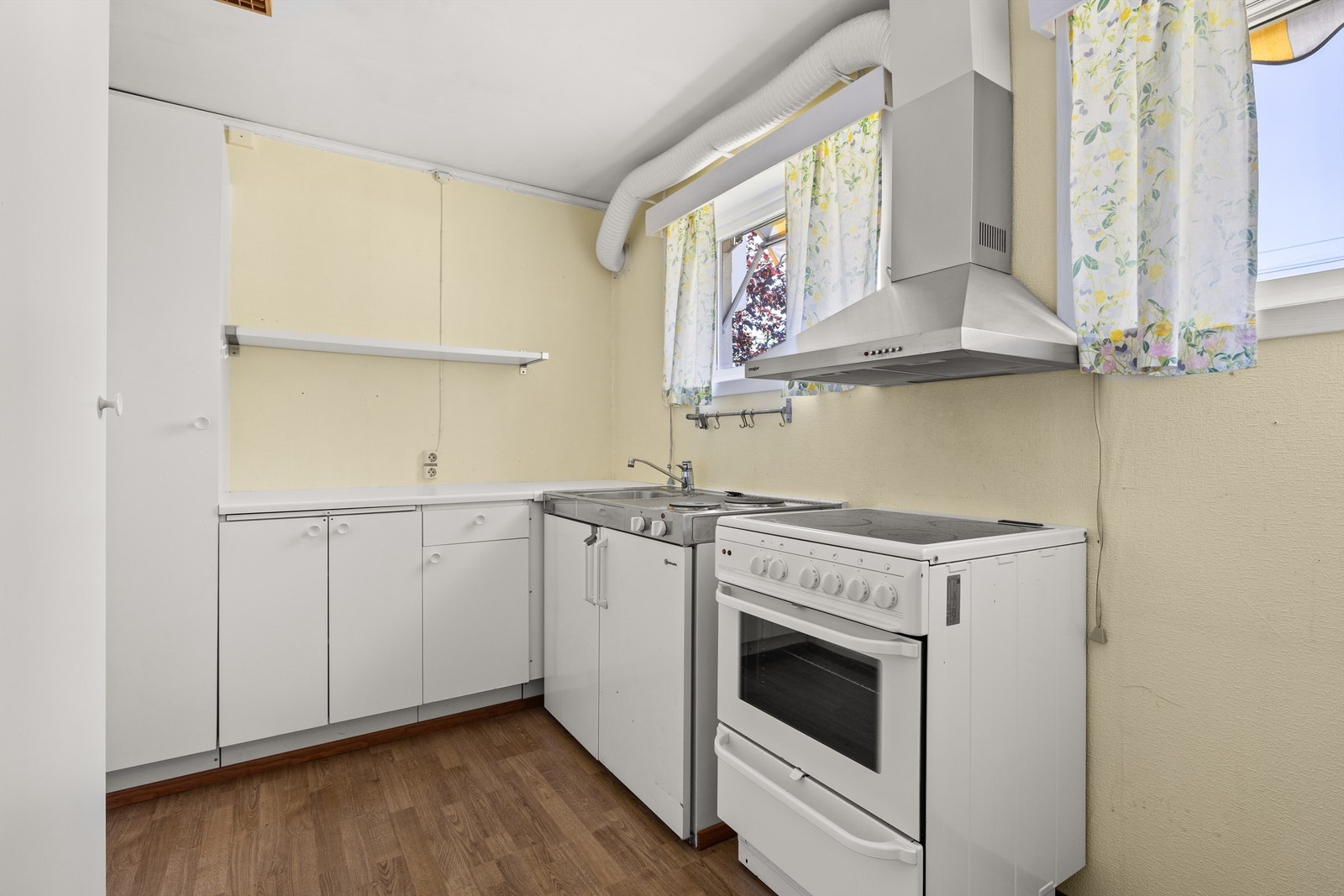 Via skyvedør fra stuen i underetasjen kommer du inn på kjøkkenet. Galleribilde