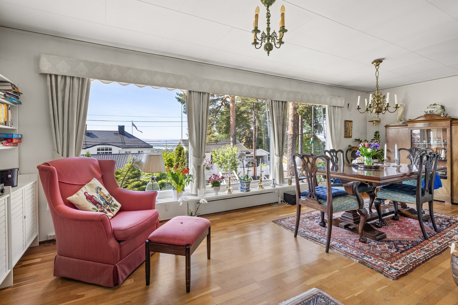 De store vindusflatene som dekker store deler av den vestvendte veggen sørger for at rommet bades i lys. Galleribilde