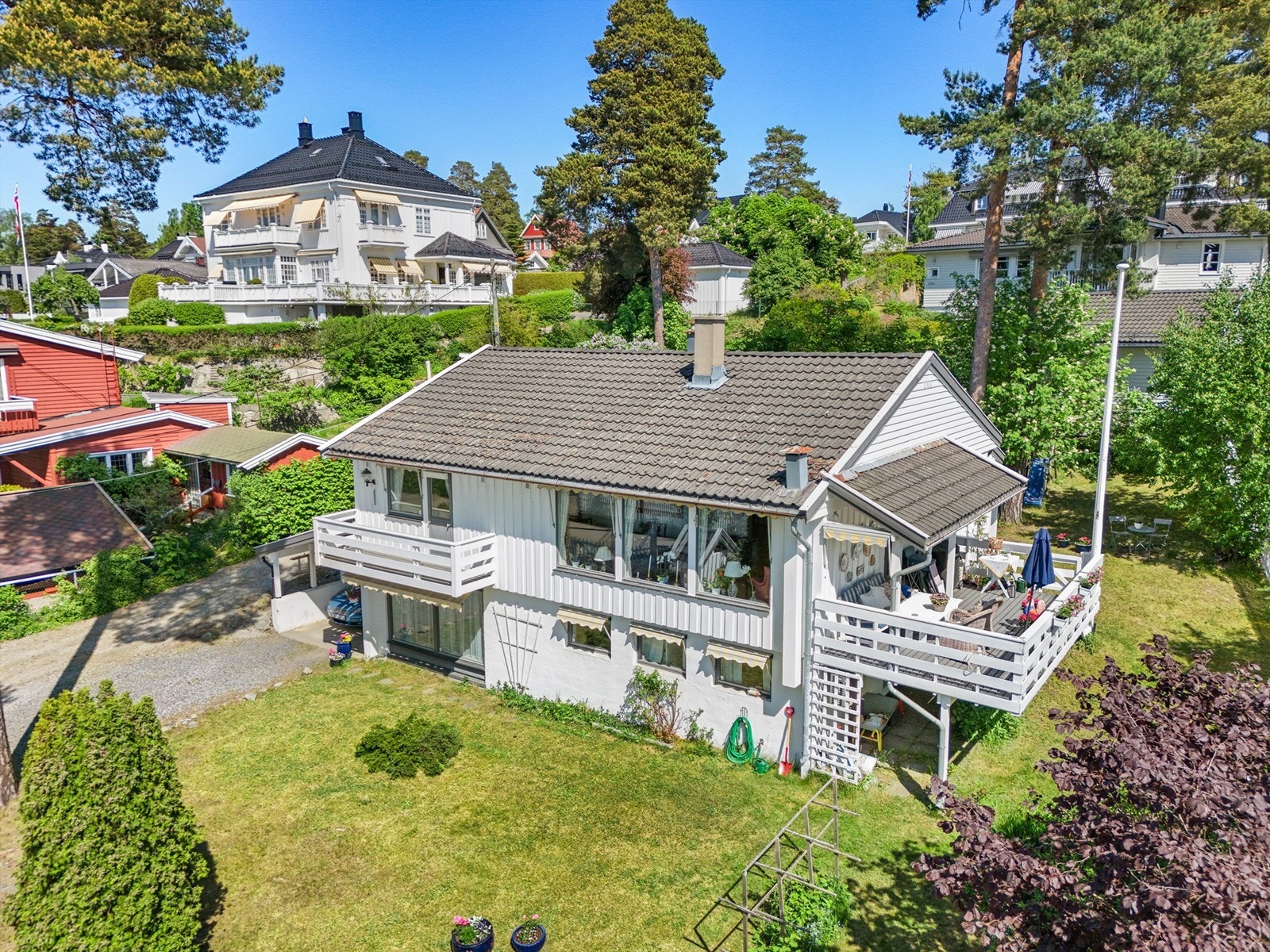 Romslig idyllisk tomt på 776 kvm. som er pent opparbeidet med plenarealer, trær, prydbusker, diverse beplantning og noe naturtomt. Gruslagt gårdsplass. Galleribilde