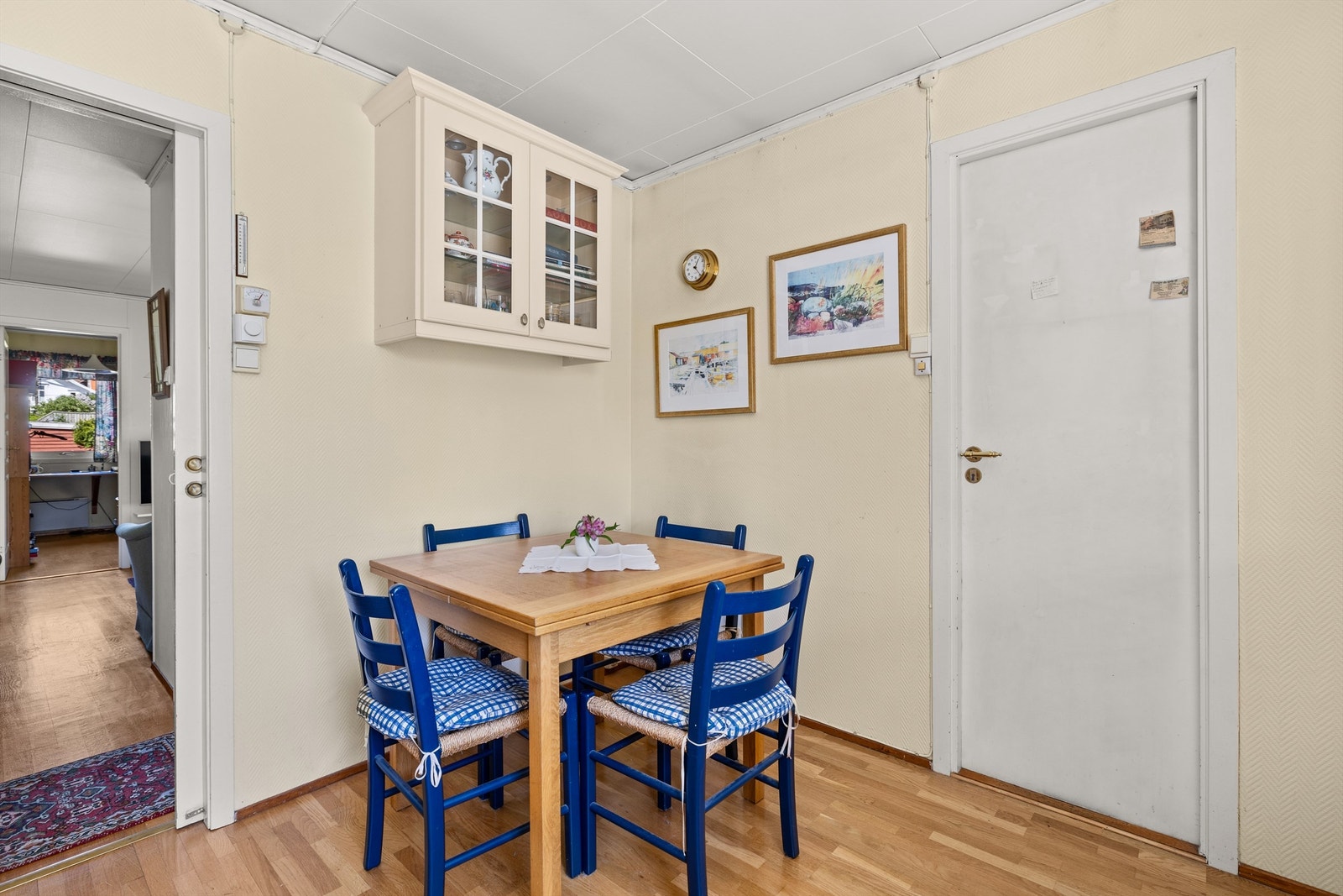 Innenfor kjøkkenet finner du en praktisk matbod. Galleribilde