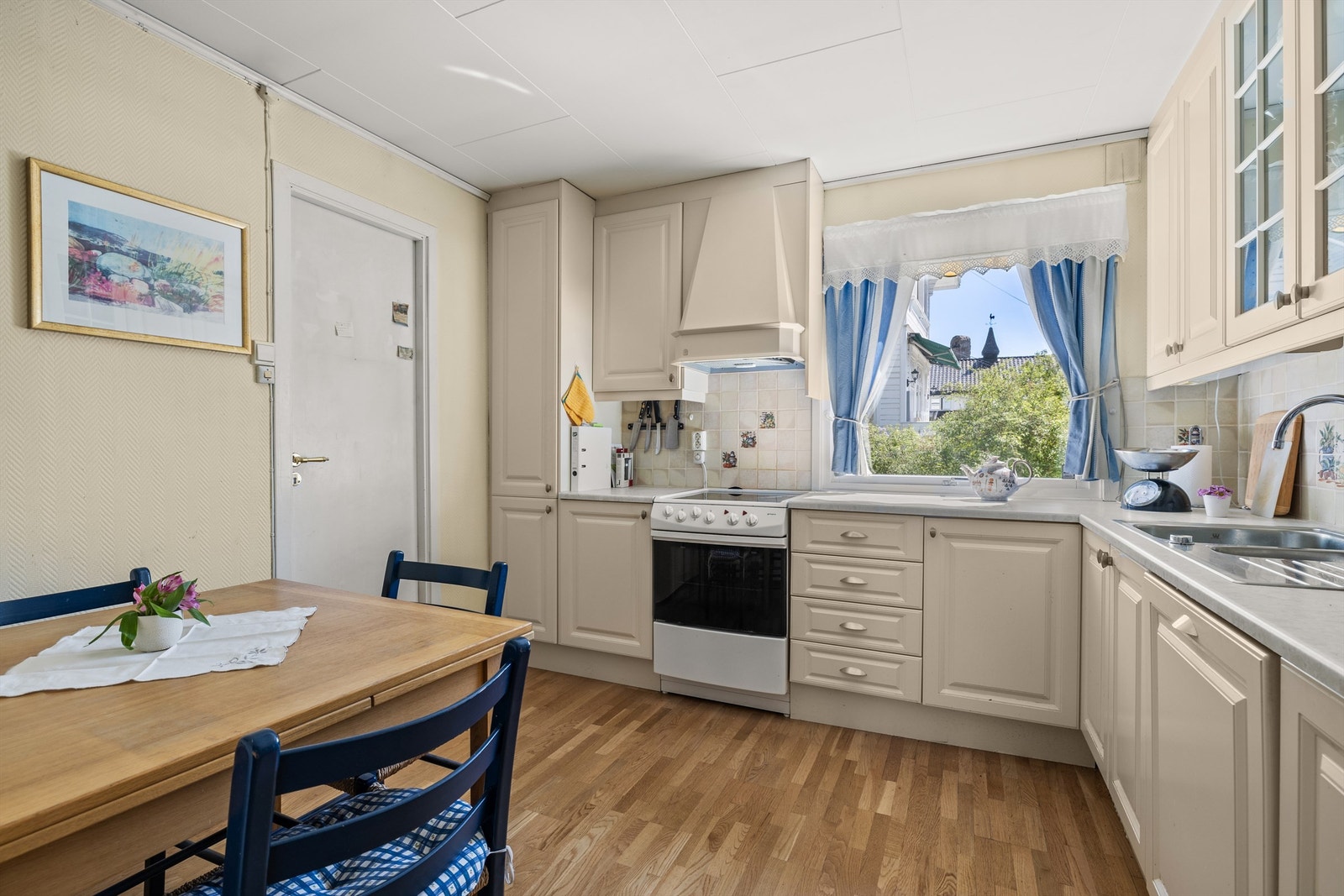 I praktisk tilknytning til stuen/spisestuen finner du kjøkkenet med plass til kjøkkenbord. Galleribilde