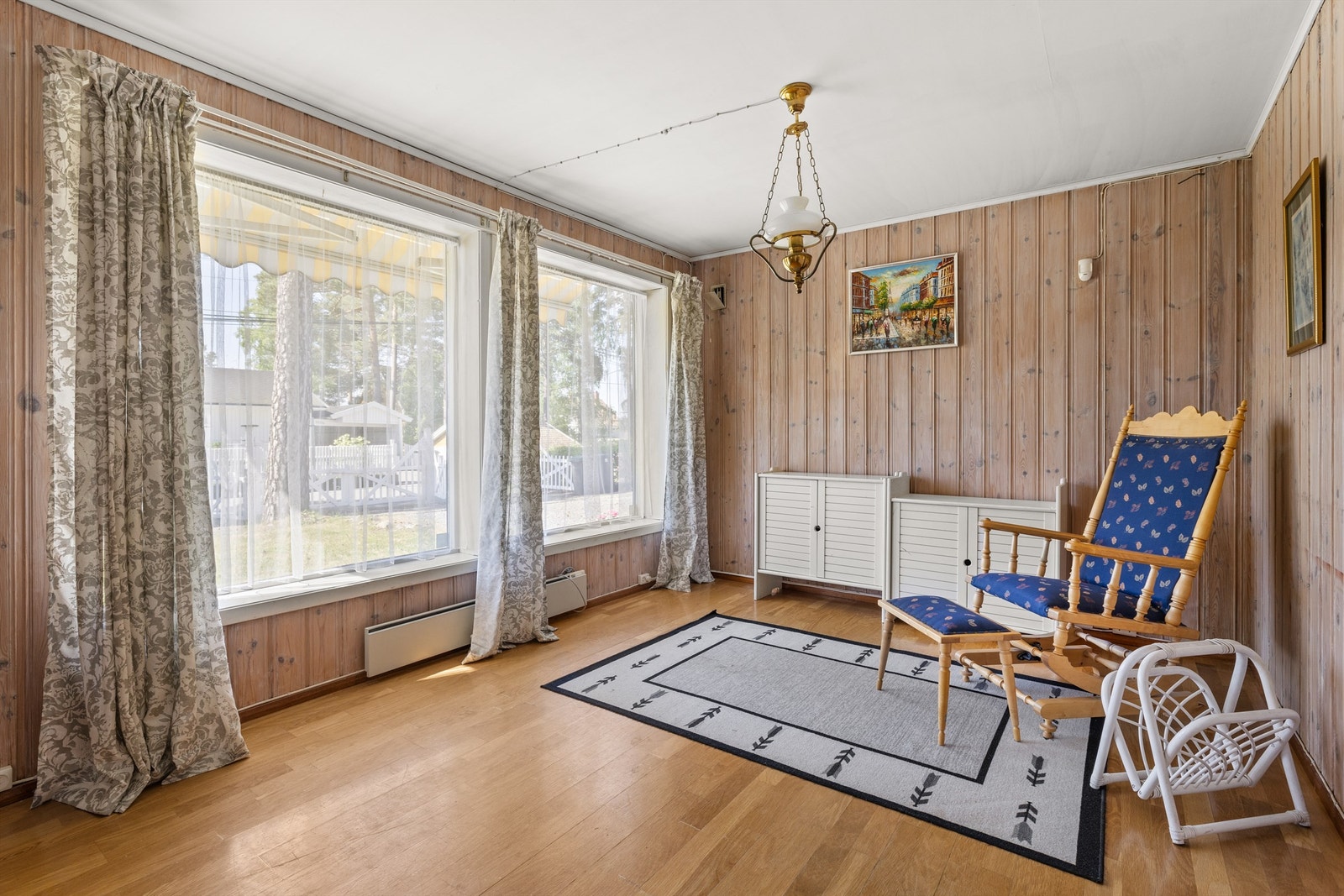 Stor underetasje som åpner for flere bruksmuligheter, og hvor deler er innredet som en separat utleiedel. Stue/spisestue med store vindusflater mot vest. Galleribilde