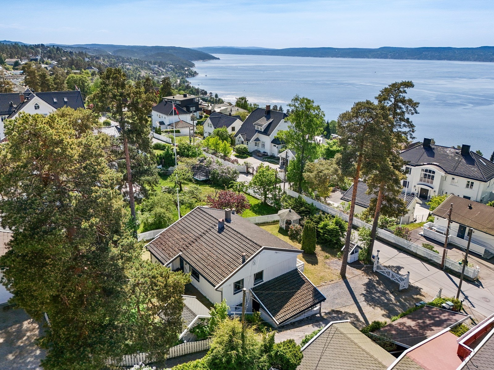 Boligen ligger vestvendt med meget gode solforhold, og noe utsikt over fjorden Galleribilde