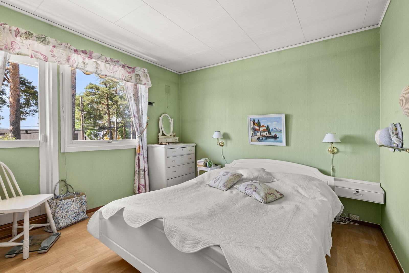 Hovedsoverom med direkte tilknytning til walk in closet, samt utgang til vestvendt balkong. Galleribilde