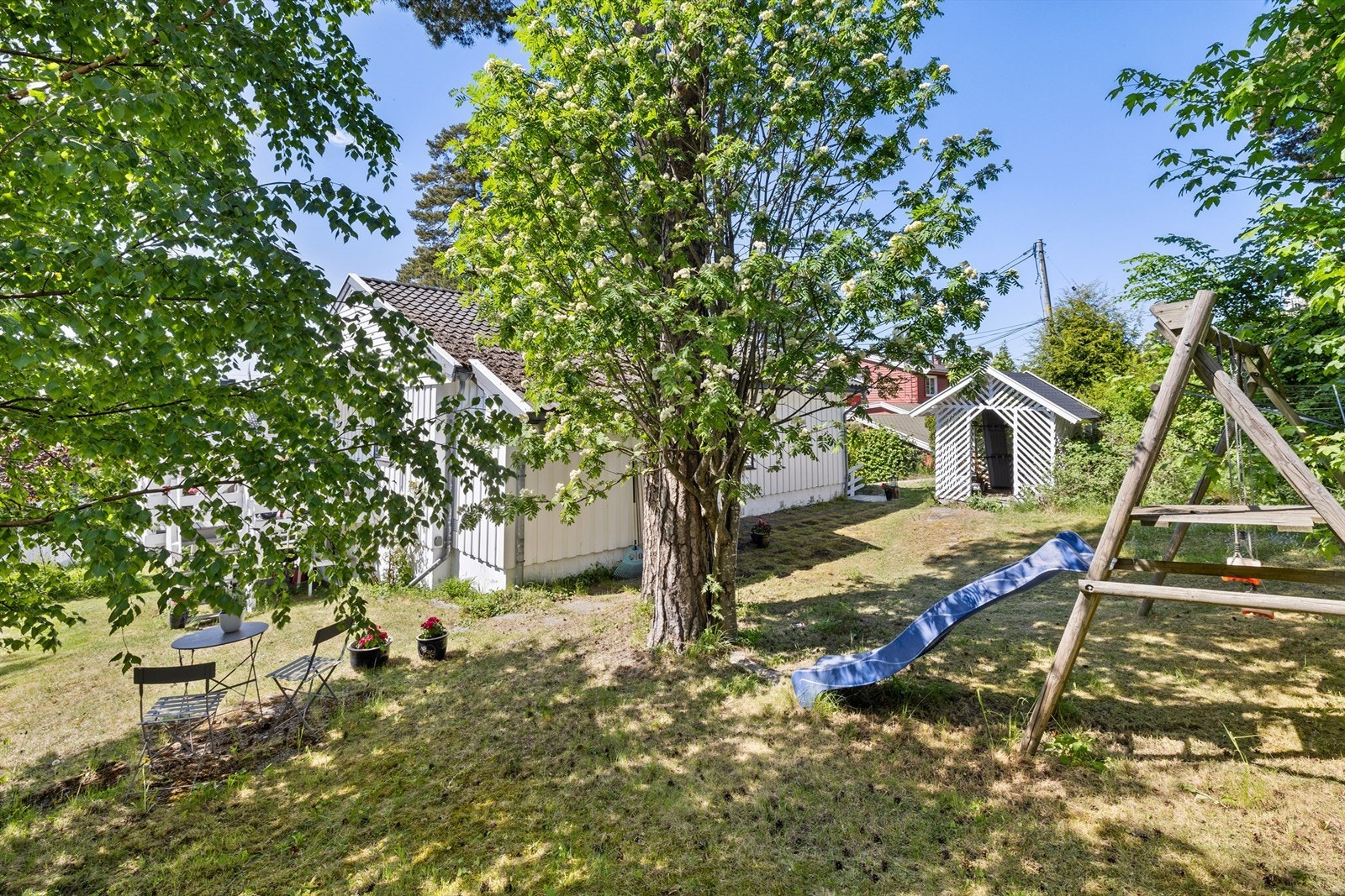 Solveien 104B er en hyggelig familiebolig over 2 plan med en solrik og meget attraktiv beliggenhet i et veletablert villaområde i populære Solveien Galleribilde