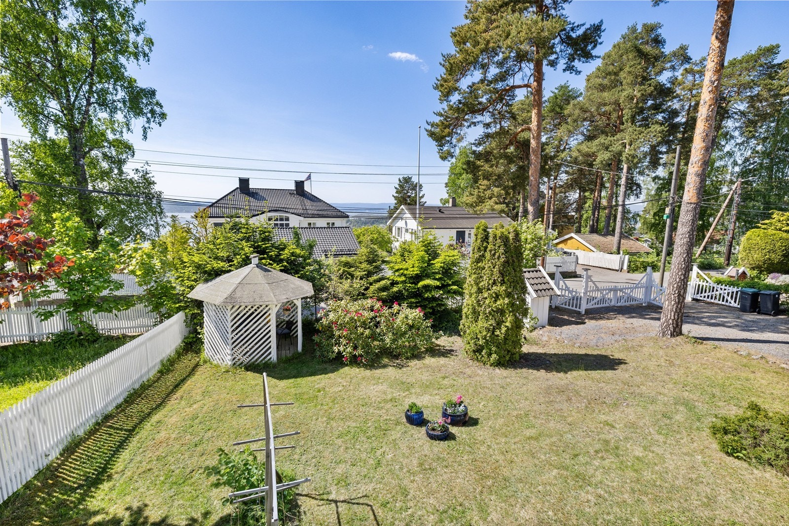 I hagen er det rikelig med plass til å etablere forskjellige soner for alle typer hageliv for alle familiemedlemmer i alle aldre vil få nok av boltreplass. Galleribilde