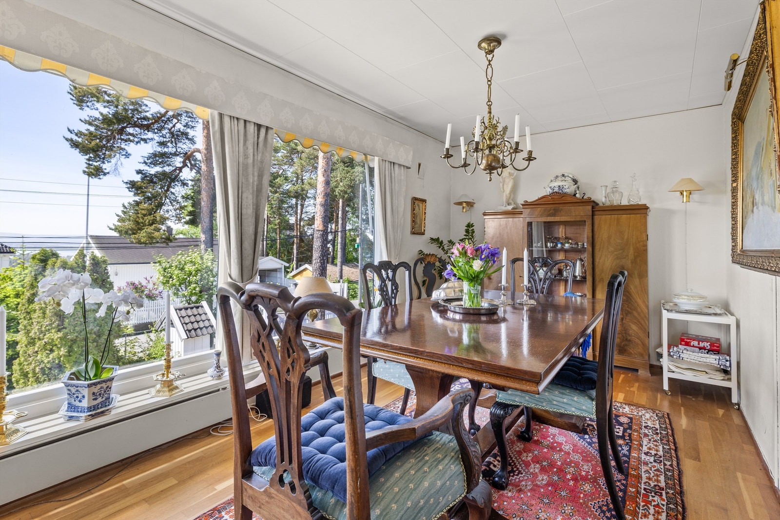 Her er plassen tilstede for å dekke til langbord ved større begivenheter, og blir et naturlig samlingssted for måltider og sosiale timer med familie og venner. Galleribilde