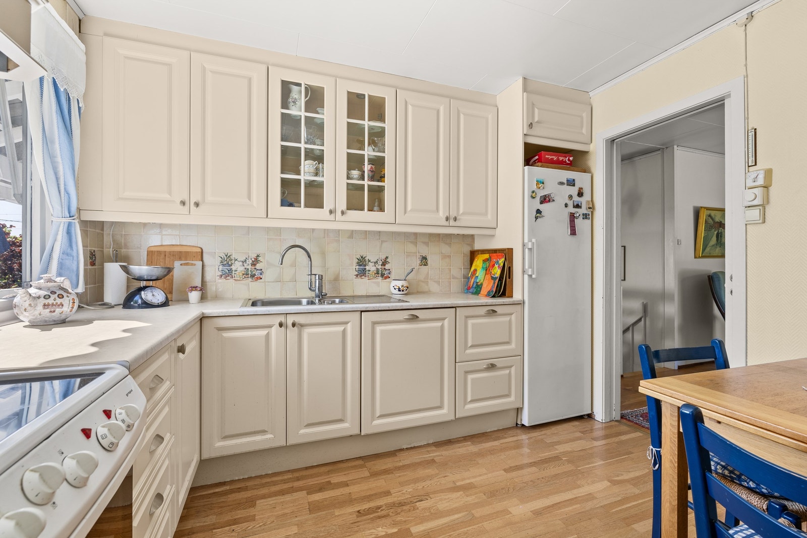 Kjøkkenet fra ca. 2005 har profilerte lyse fronter, og benkeplate av laminat. Galleribilde