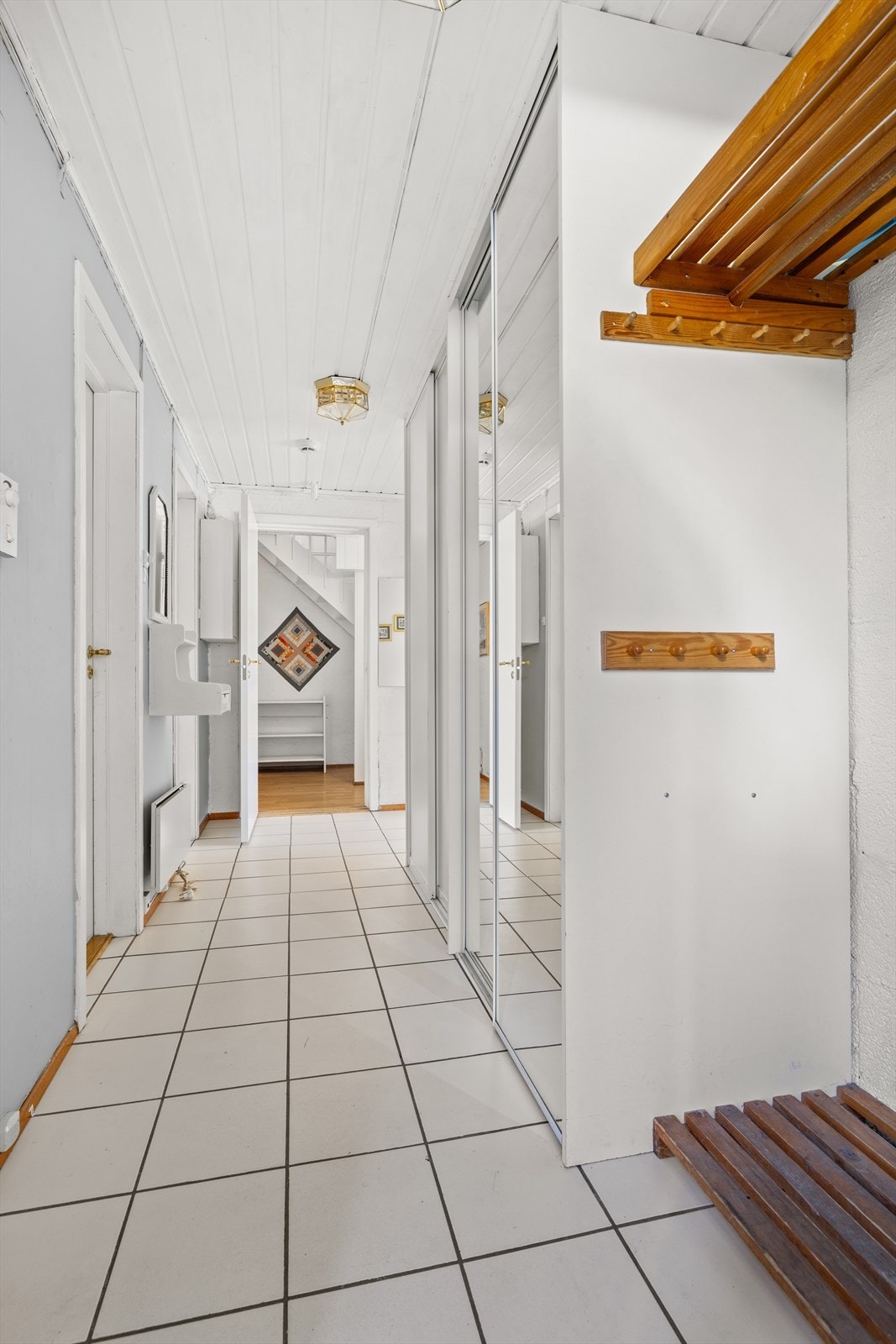 Det er separat inngang til leiligheten i underetasjen. Denne har fliser på gulv, og nisje for oppheng av ytterklær. Galleribilde