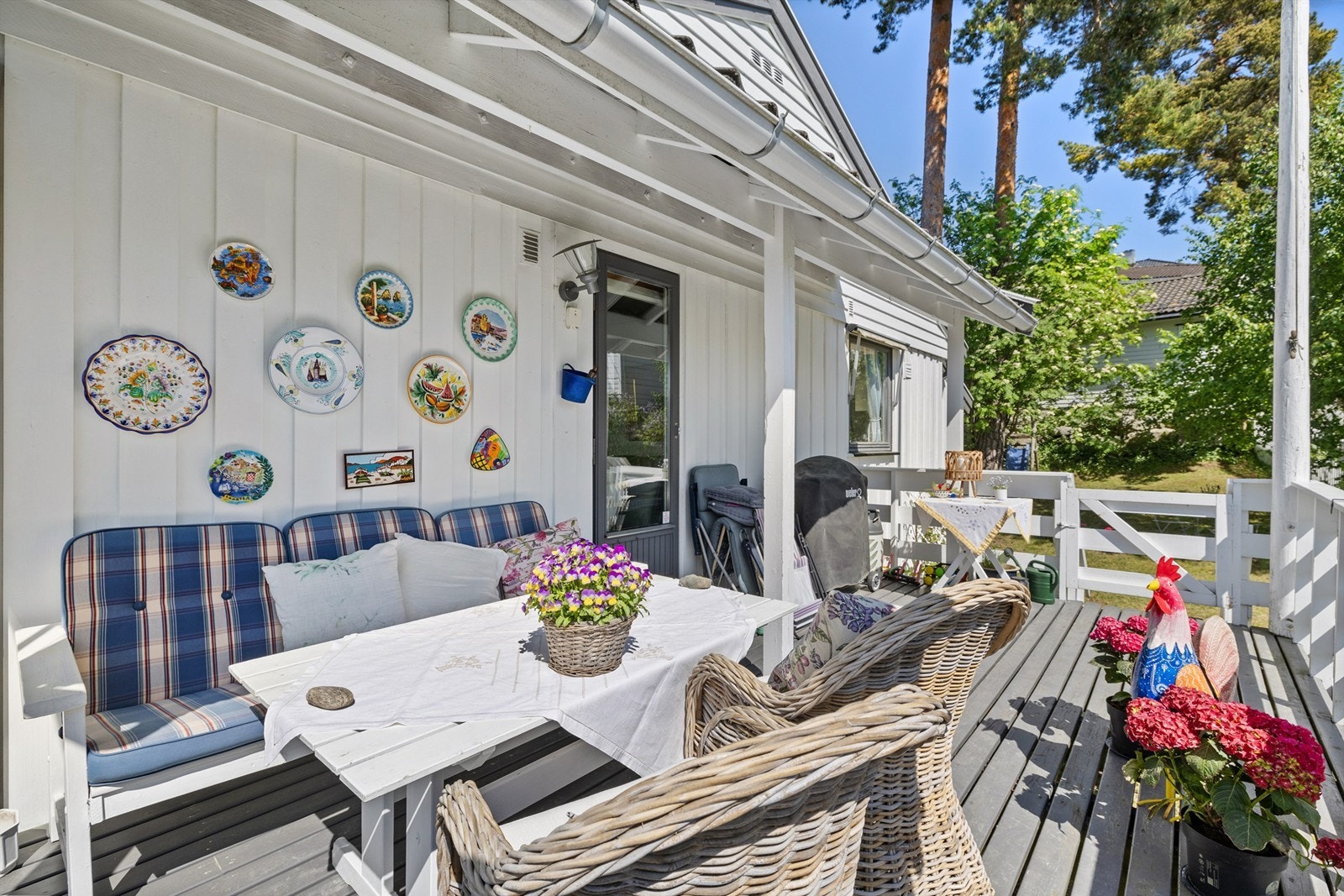 Utgang fra stue til delvis overbygget sydvestvendt terrasse på 16 kvm. med videre adkomst til hagen. Galleribilde