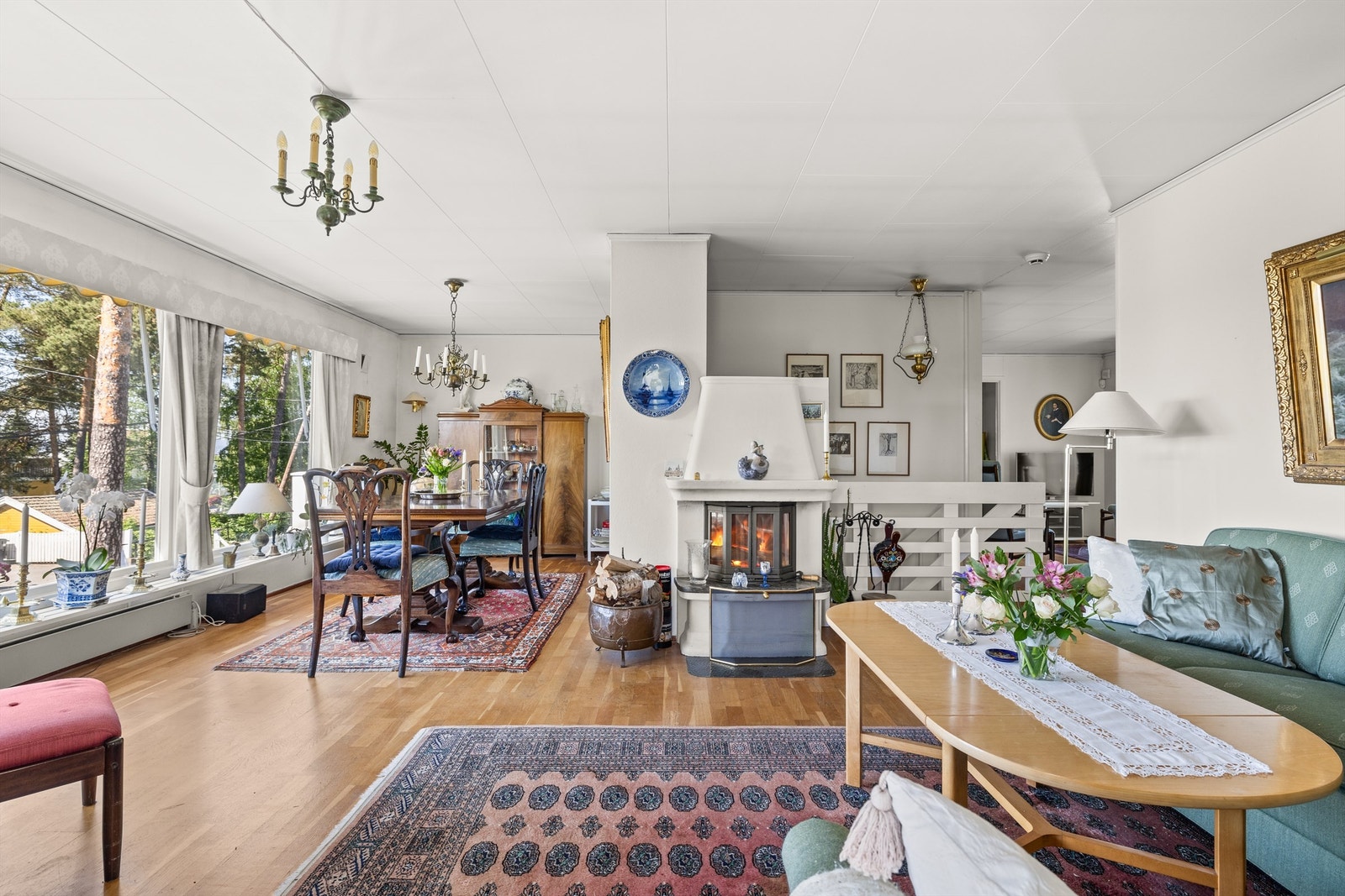 Romslig stue og spisestue som gir flere innredningsmuligheter. Galleribilde