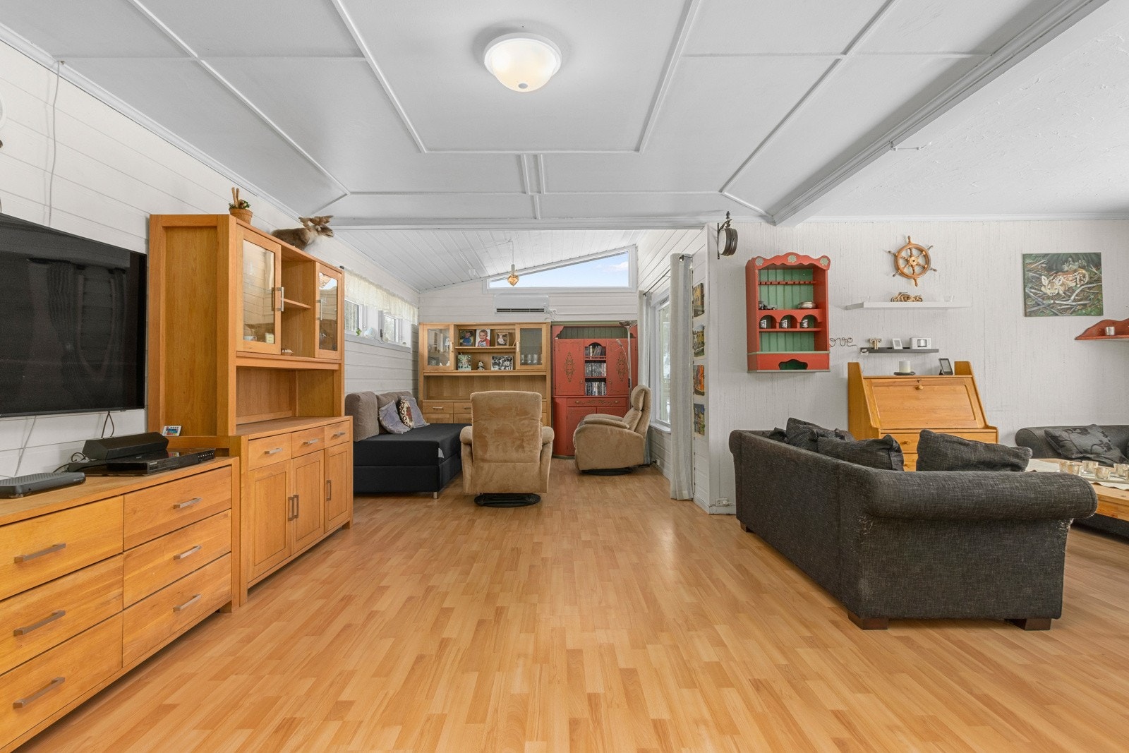 Stue med plass til både sofagruppe og spisestue Galleribilde