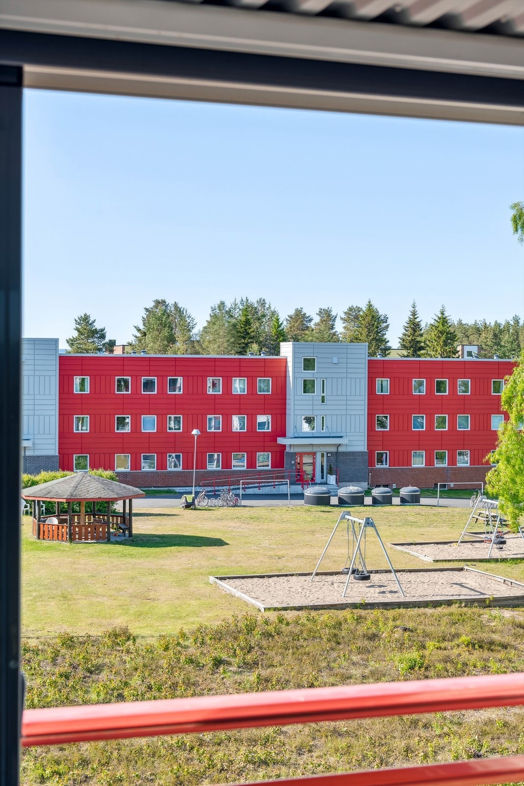 Fra balkong er det utsikt mot lekeområde og friareal med naturtomt Galleribilde