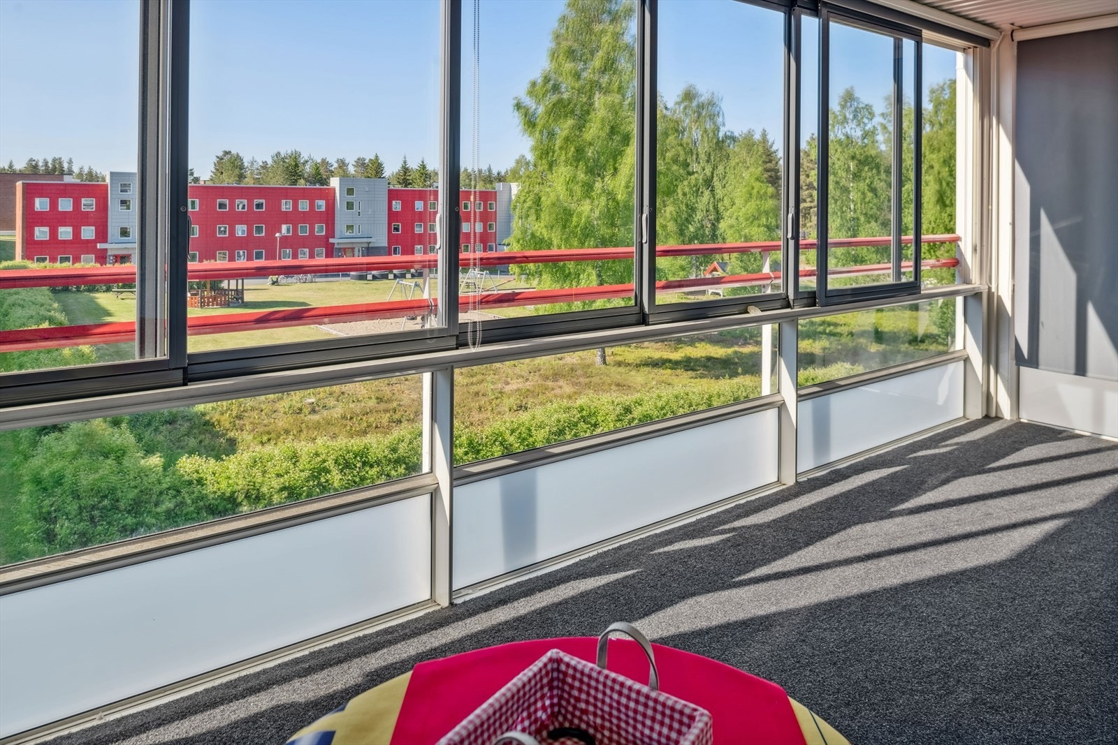 Fra stuen er det utgang til en stor og romslig innglasset balkong med god plass for flere sittegrupper. Galleribilde