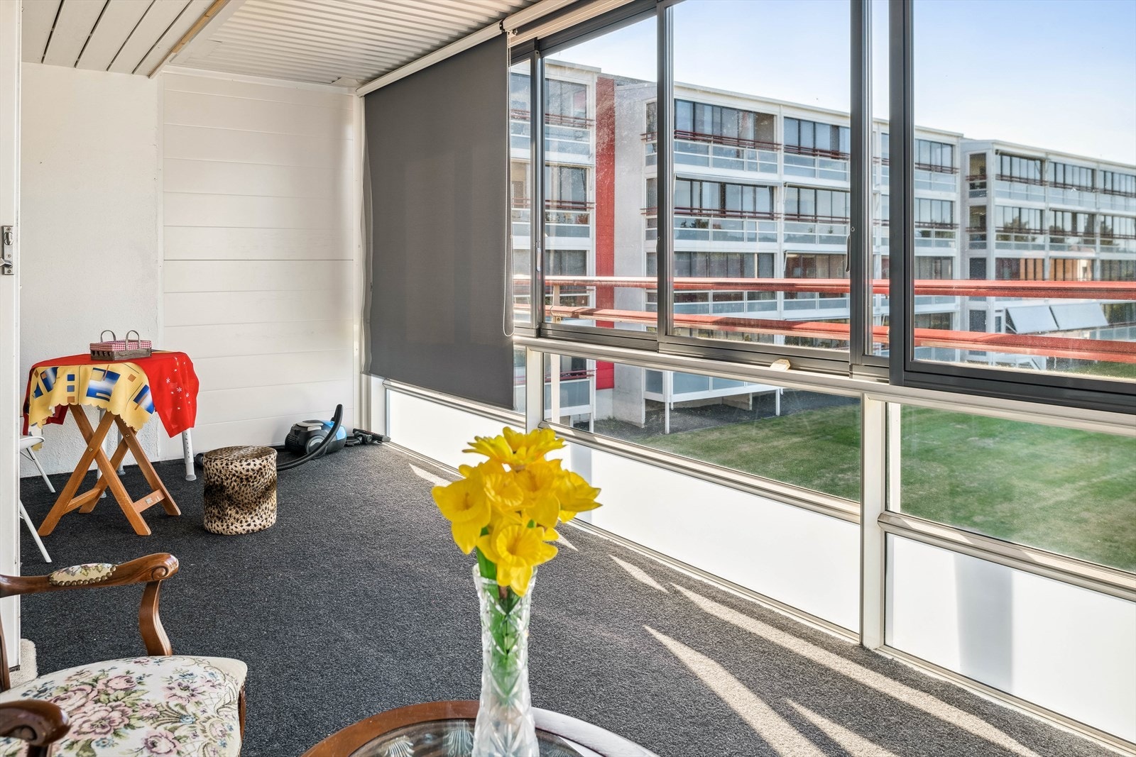 Balkongen har solskjerming og glassvinduer som kan skyves til siden for en mer luftig uteplass. Galleribilde