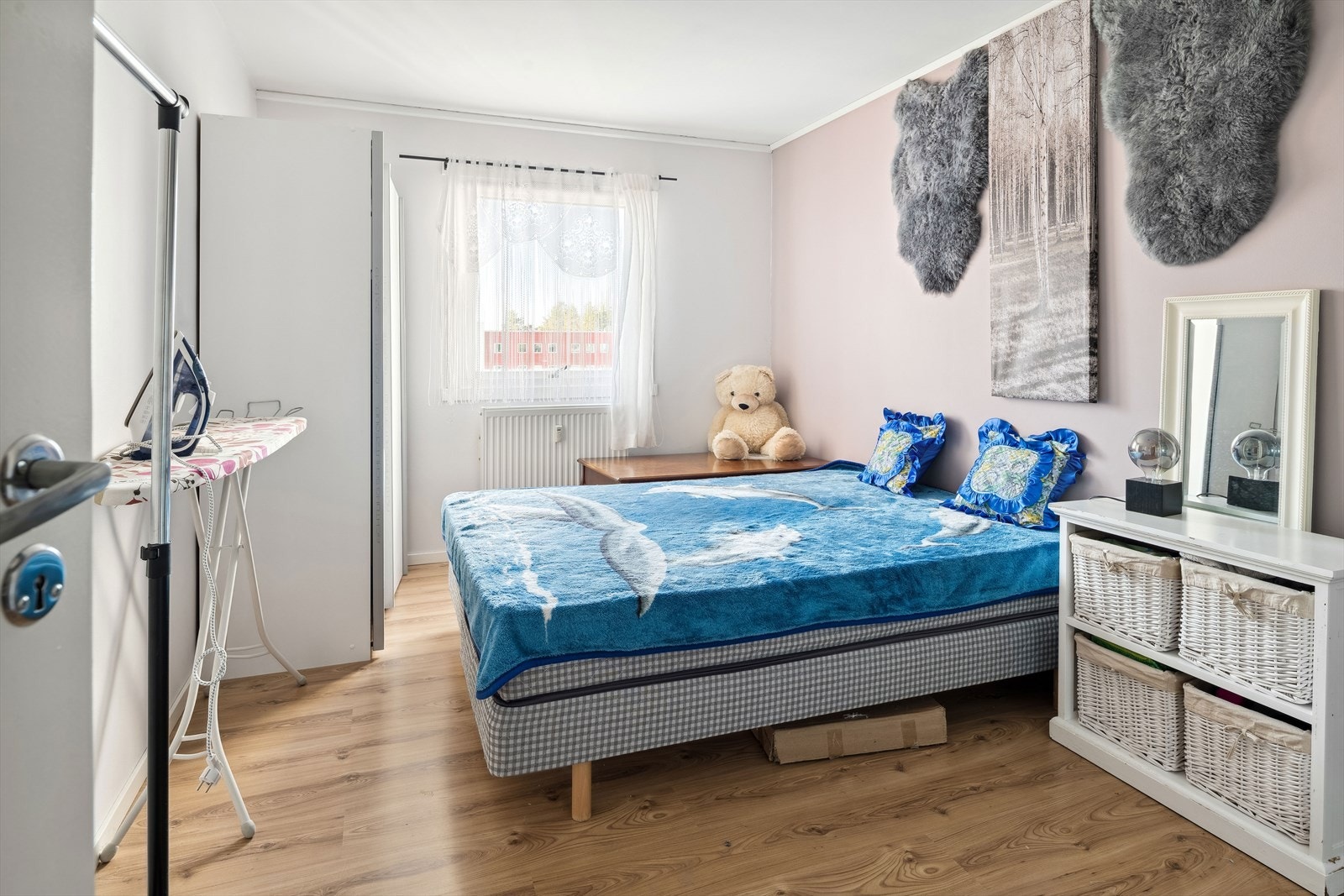 Leiligheten har et stort soverom som i dag har to garderobeskap. Her er det rom for både dobbeltseng, nattbord og kommode. Galleribilde