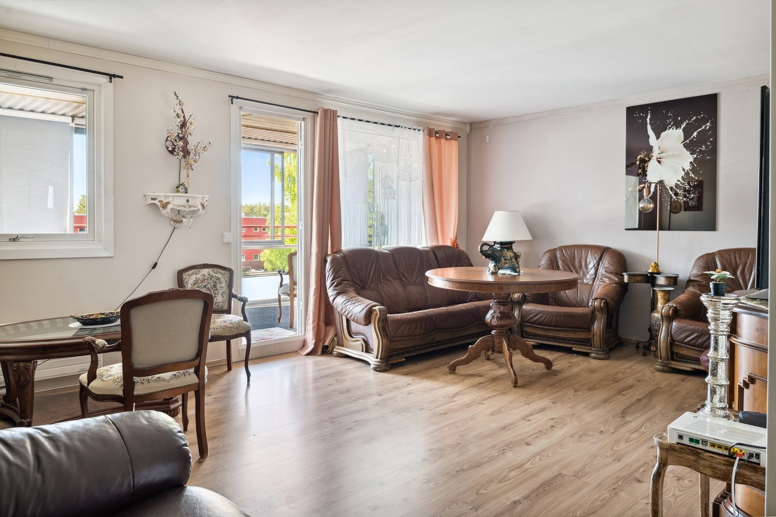 Stuen har godt med vinduer som gir fint innlys. Det lyse dagligrommet har god plass for både sofagruppe og spisestue. Galleribilde