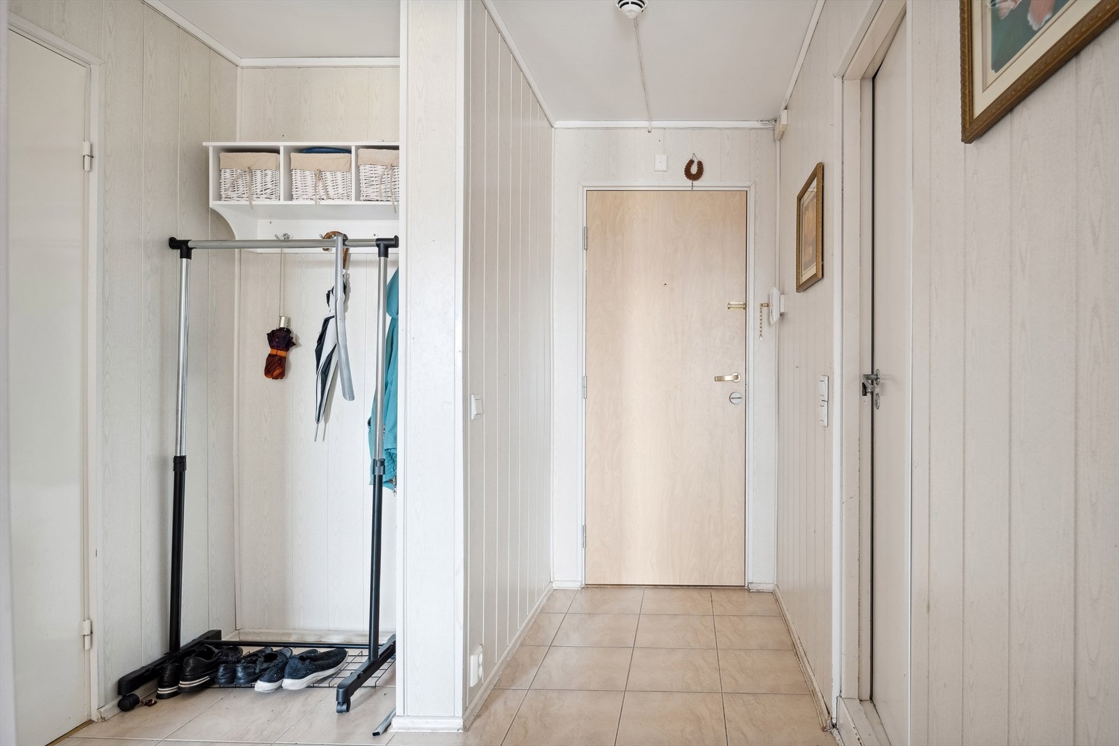 Velkommen inn! Leiligheten har en lysmalt gang med varmekabler under flisene. Enkel adkomst til en romslig bod og bad. Den åpne løsningen mellom gang og stue gir fint innlys. Galleribilde