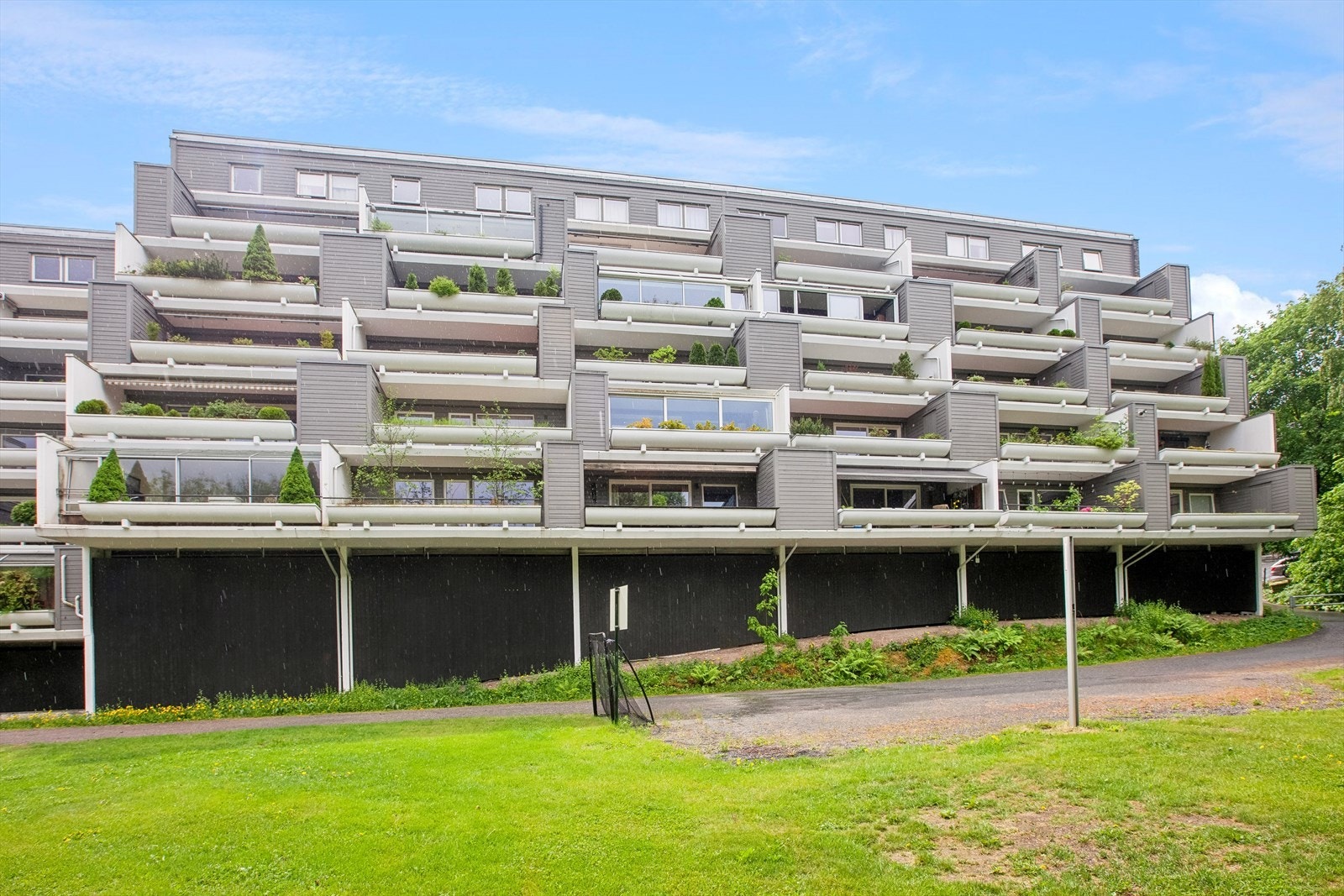 Terrassen vender ut mot fredelig friområde Galleribilde
