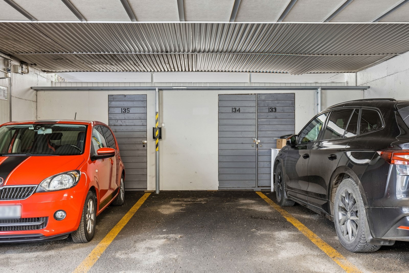Egen parkeringsplass med bod i bakkant, i felles anlegg. Galleribilde