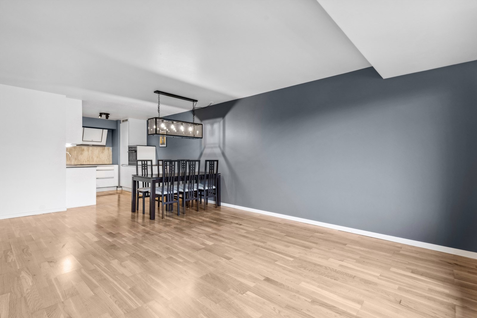 Leiligheten holder en god standard med lys og luftig atmosfære. Galleribilde