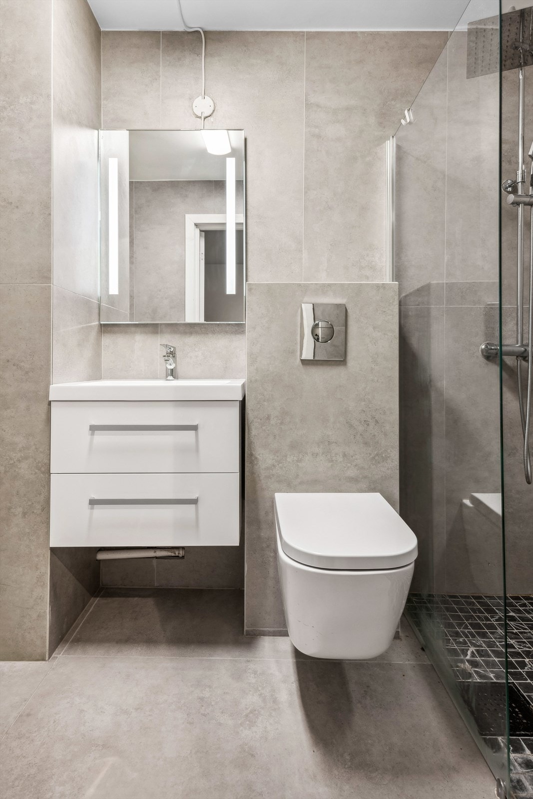 Ifølge tidligere eier, ble badet pusset opp i 2019, og senere lagt flis på flis i 2020. Galleribilde