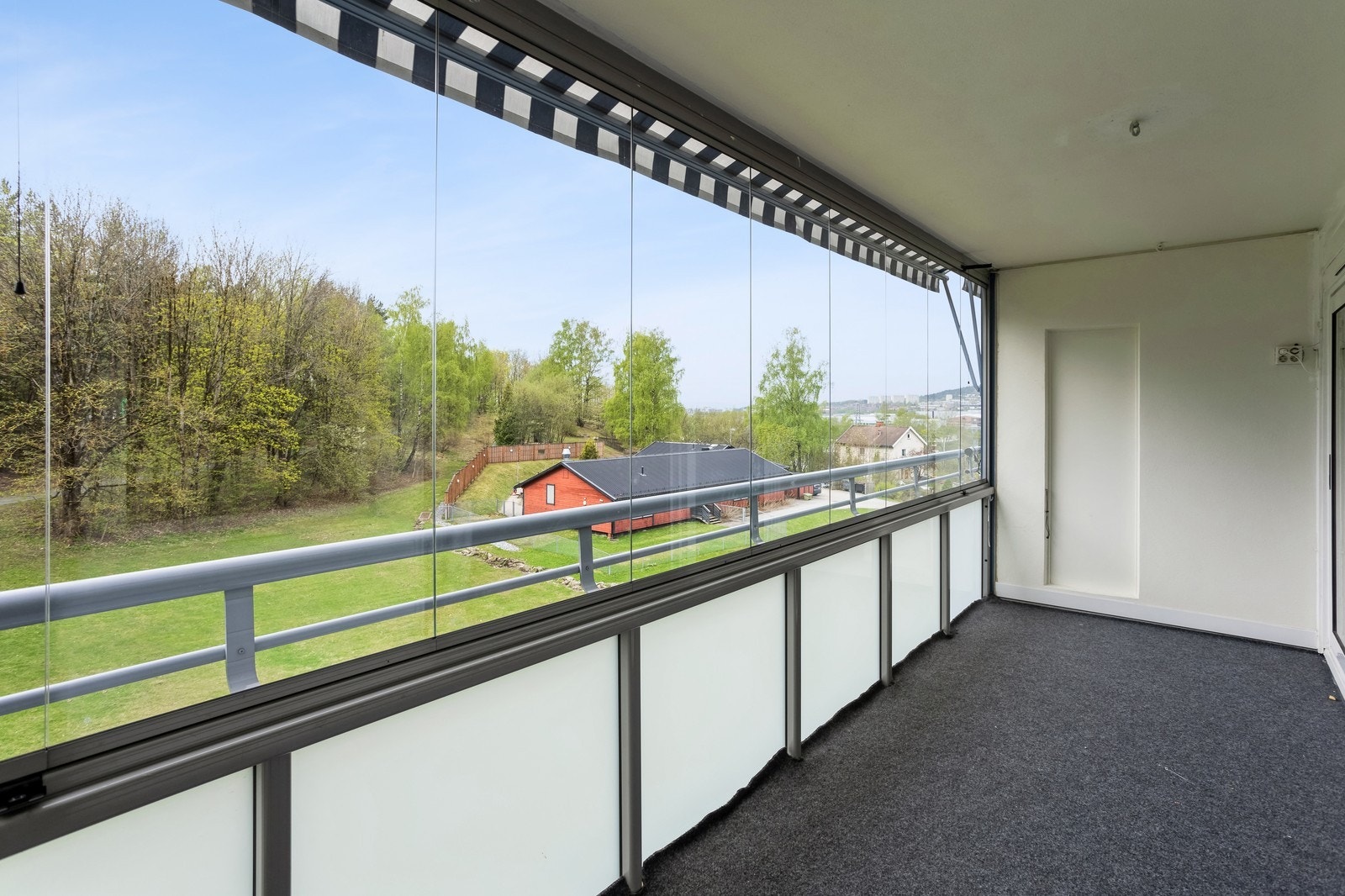 Innglasset og romslig balkong med plass til utemøbler og gode lysforhold. Galleribilde