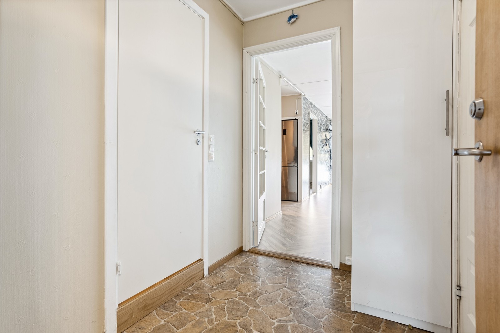 Hyggelig entré med garderobeskap og innvendig bod/kontorrom. Galleribilde