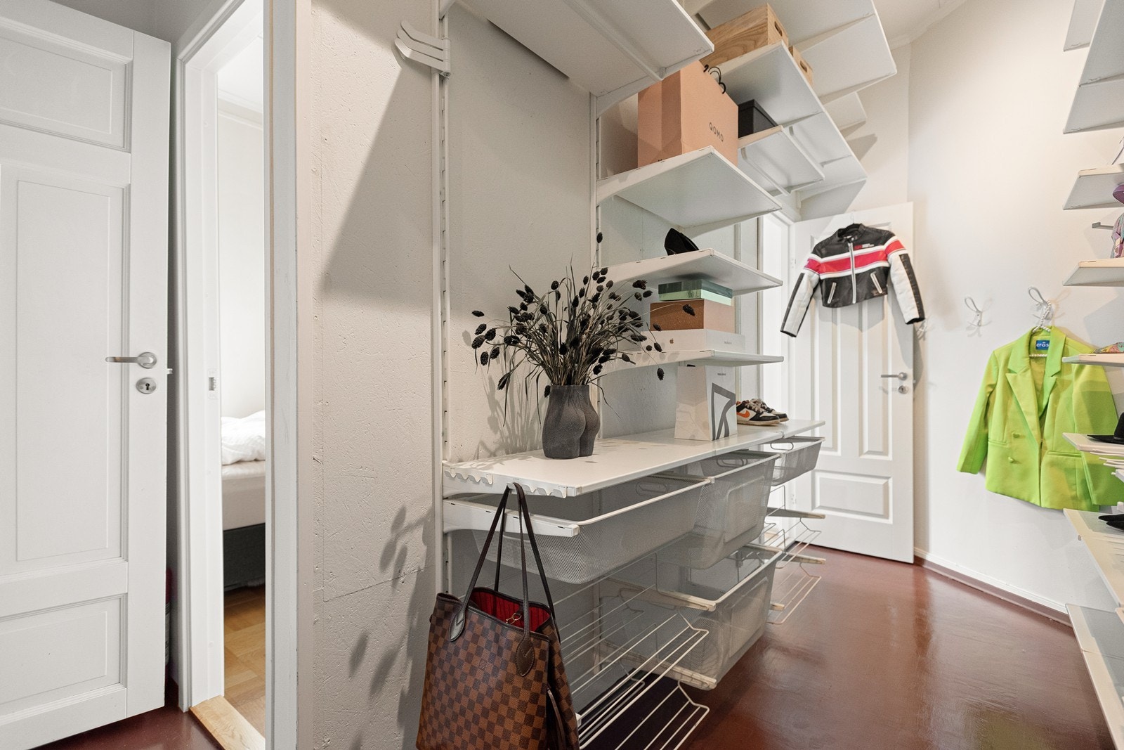 Walk-in closet Galleribilde
