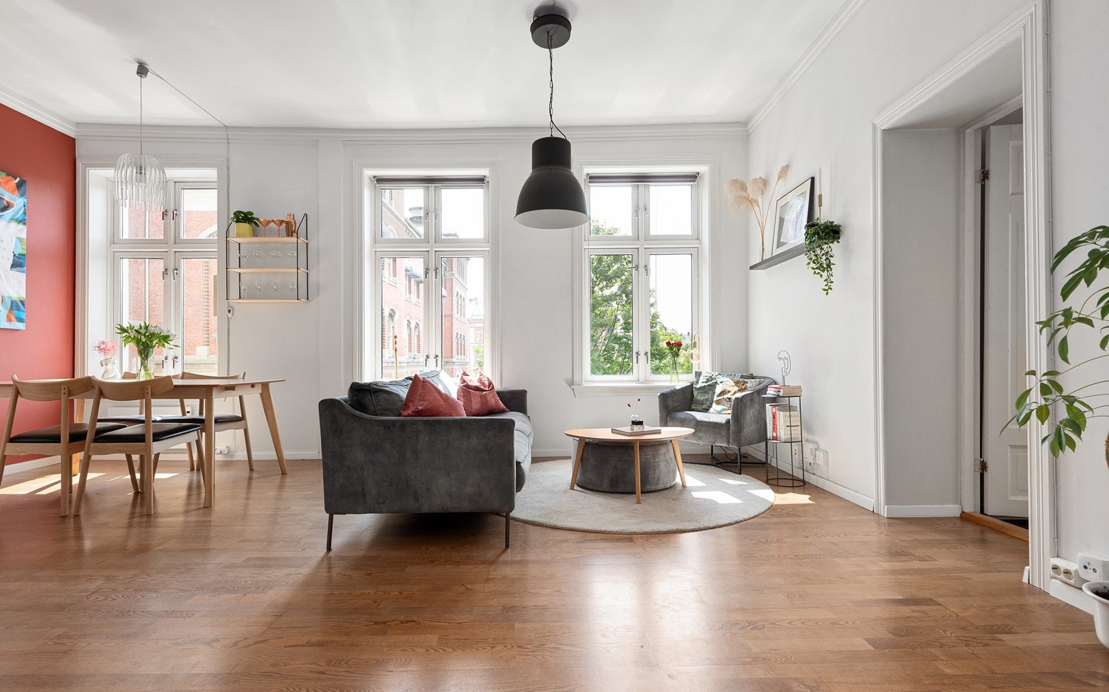 Store vindusflater som slipper inn godt med naturlig lys Galleribilde